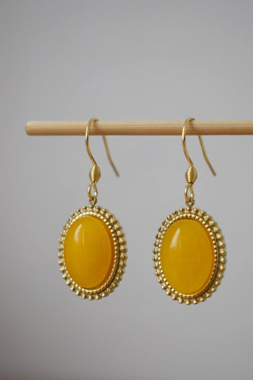 Gelbe Jade Ohrringe, Ovale Edelstein Ohrringe, Boho Chic Ohrringe, Ornament Schmuck, Einzigartiges Geschenk für Sie