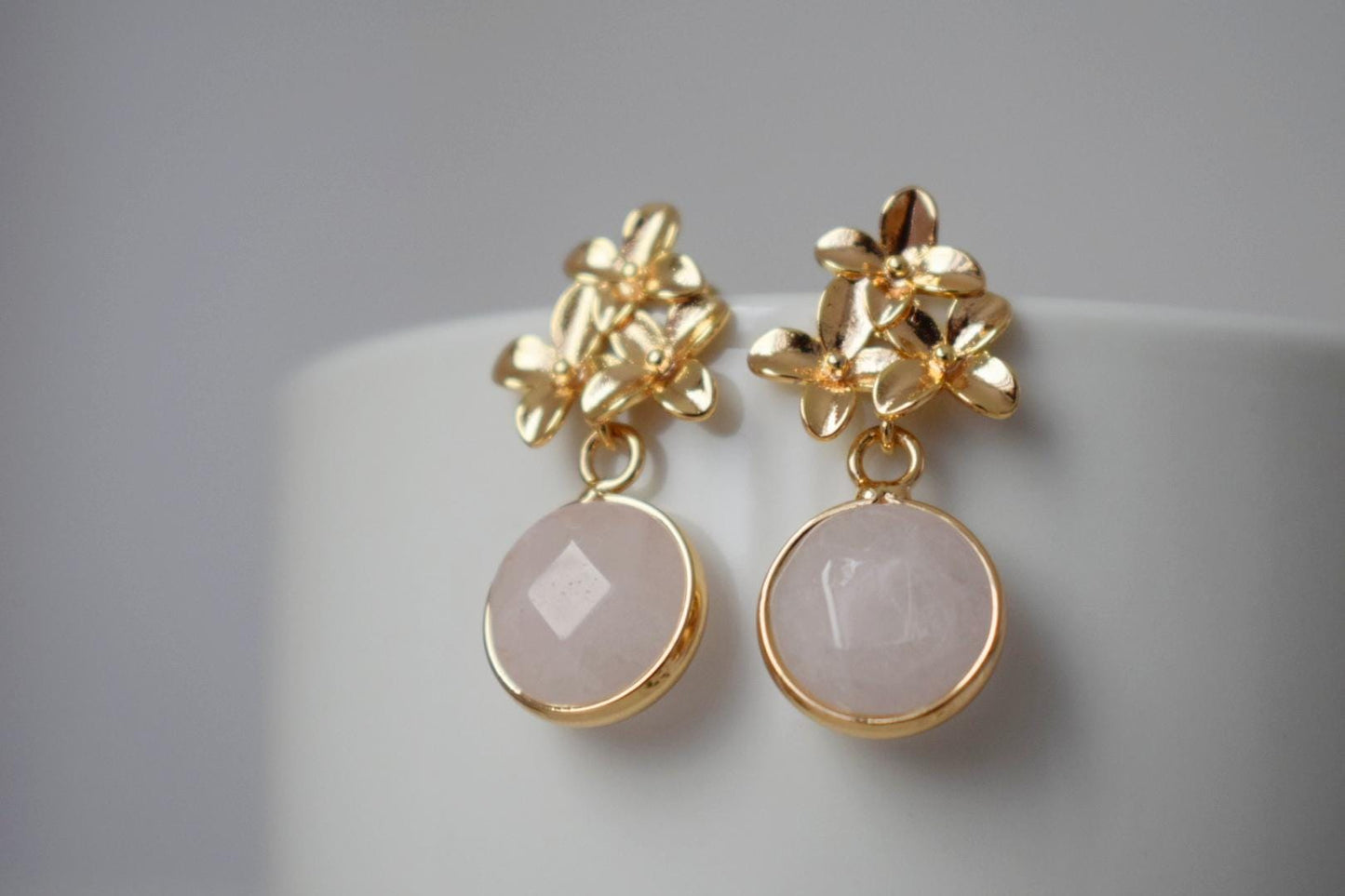 Natürliche Rosenquarz Ohrringe, 18K Edelstein Gold Blumen Ohrstecker, Moderne Ohrringe, handgefertigter Boho Schmuck, Einzigartiges Muttertagsgeschenk