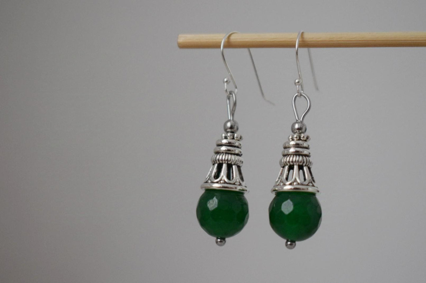 Grüne Jade-Tropfenohrringe mit Sterling-Silberhaken, Vintage-Ohrringe mit Edelsteinen, Boho-Schmuck, Einzigartiges Geschenk für Frauen