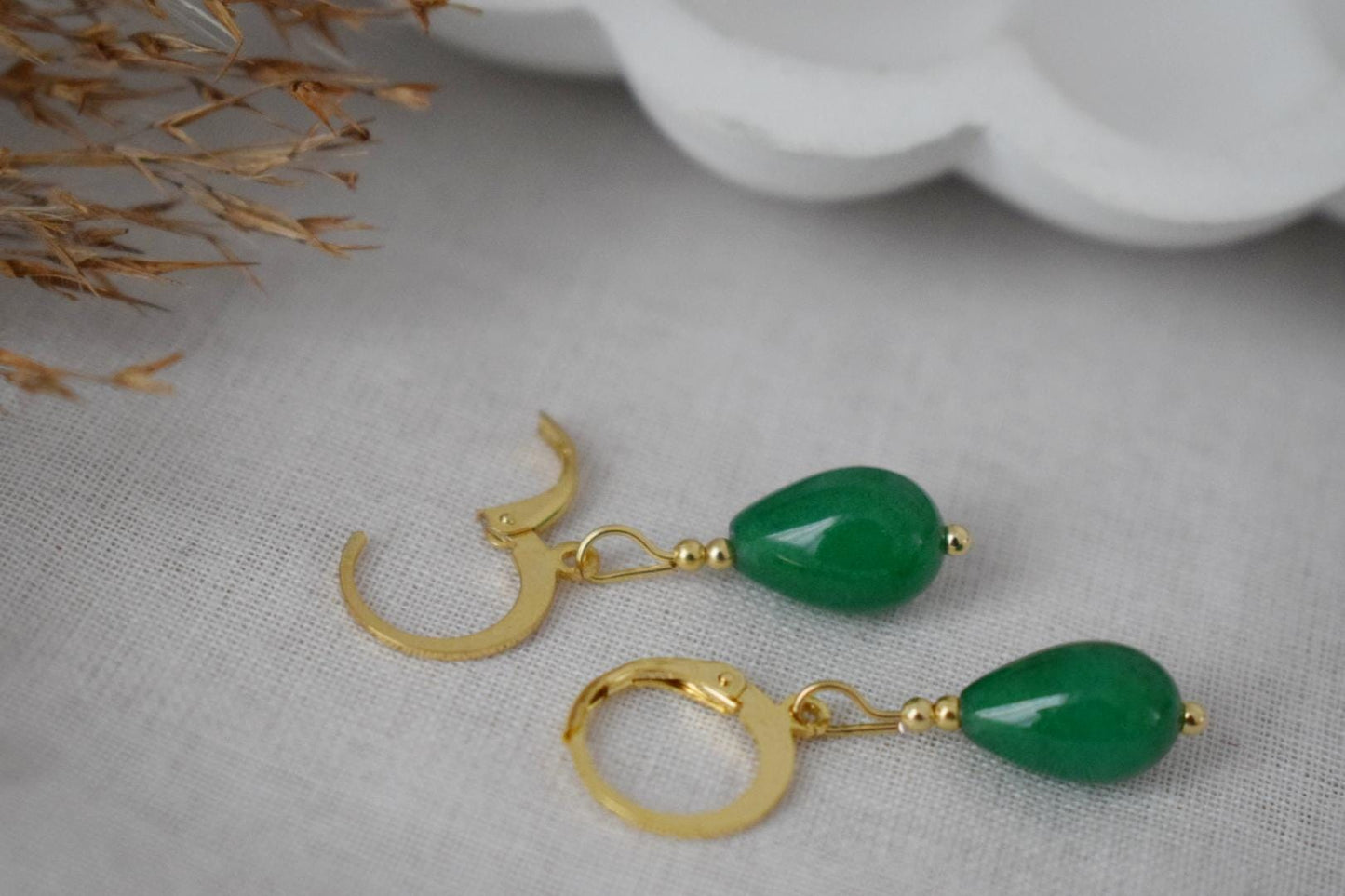 Grüne Jade-Tropfenohrringe, Kleine Huggies mit Tropfen-Edelstein, Gold-Creolen mit grünem Stein, Perlen-Hängeohrringe, Einzigartiges Geschenk für Sie