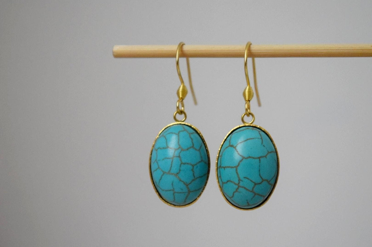 Türkise Ohrringe Gold, Ovale blaue Edelsteinbehänge, Boho Ohrhänger für Frauen, Einzigartiger Schmuck, Bestes Geschenk für Sie