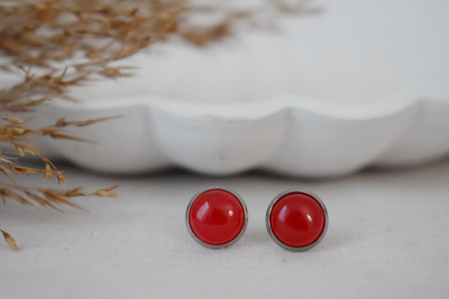 Rote Jade Ohrstecker, Kleine Edelstein Ohrstecker, Leichte Ohrringe, Minimalistischer Schmuck, Bestes Muttertagsgeschenk für Sie