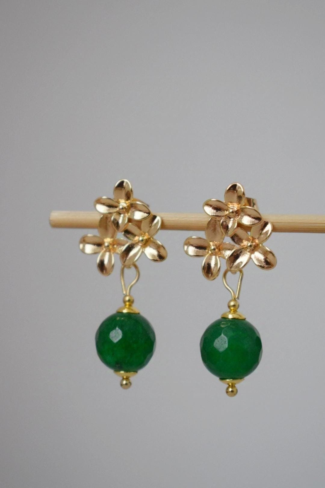 Grüne Jade Ohrringe mit 18K vergoldeten Blumen Ohrsteckern, Anhänger baumelnde Muschel Ohrringe, Königliche Ohrringe, Einzigartiger Schmuck, Bestes Geschenk für Sie