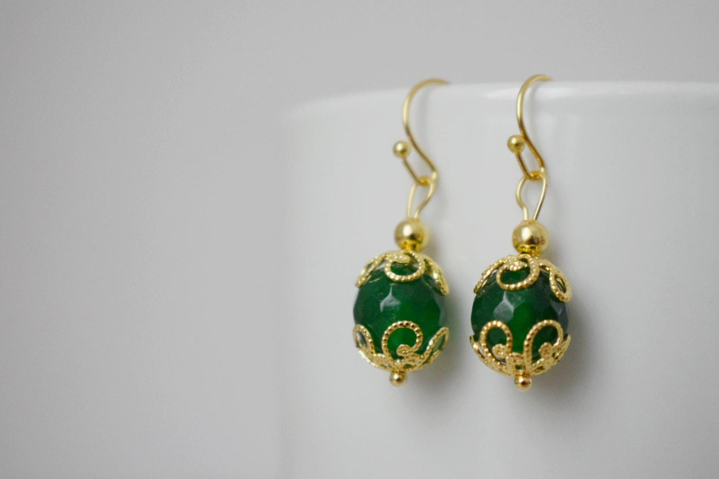 Grüne Jade Ohrringe baumeln, Edelstein Gold Ohrringe, Grüne facettierte Ohrringe, Stein Kugel Ohrringe, Grüner Jade Schmuck, Jahrestag Geschenk sie
