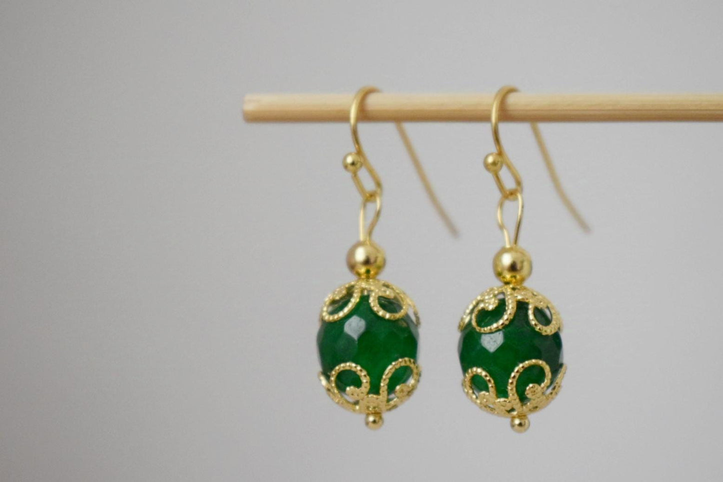 Grüne Jade Ohrringe baumeln, Edelstein Gold Ohrringe, Grüne facettierte Ohrringe, Stein Kugel Ohrringe, Grüner Jade Schmuck, Jahrestag Geschenk sie