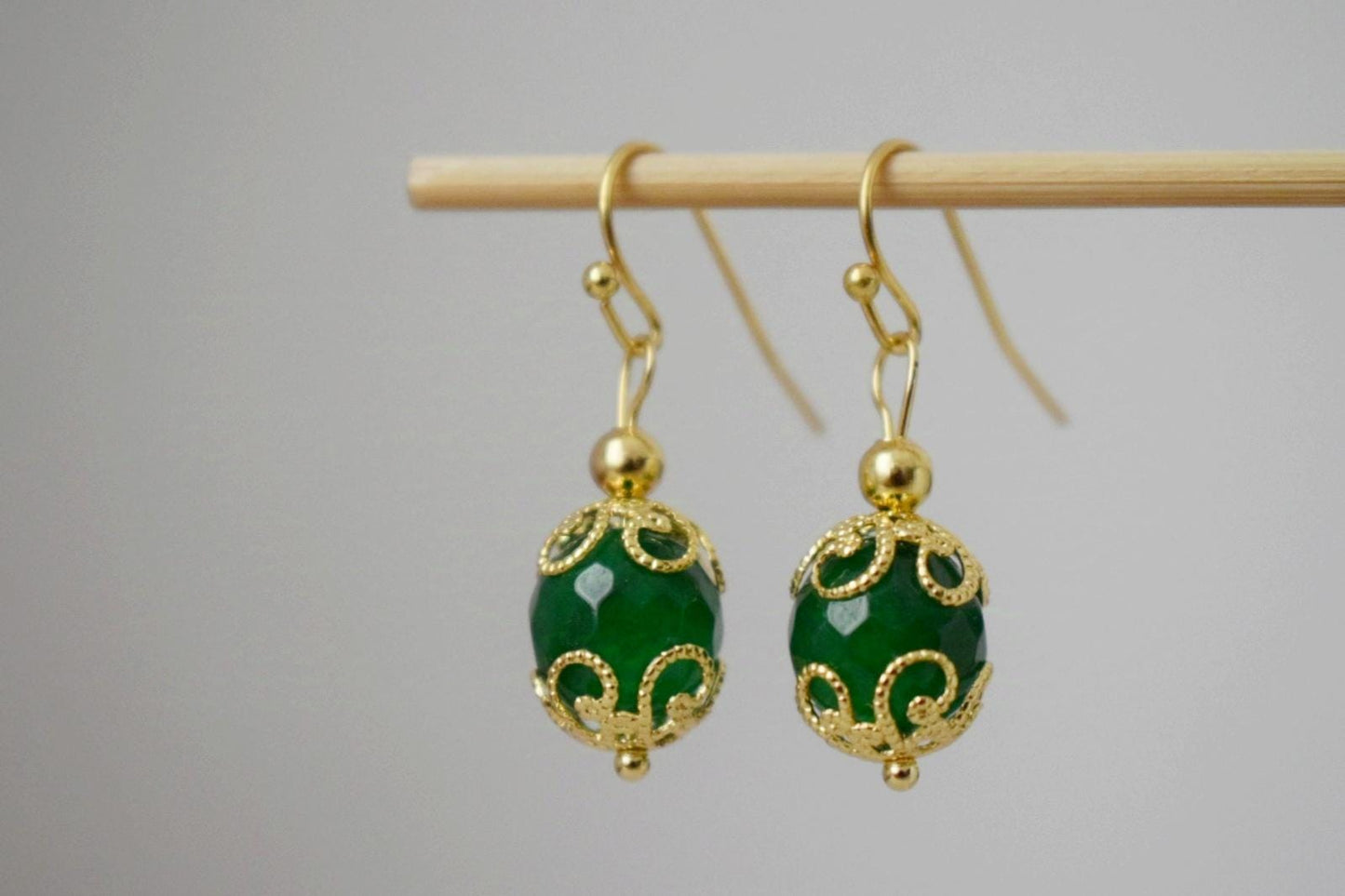 Grüne Jade Ohrringe baumeln, Edelstein Gold Ohrringe, Grüne facettierte Ohrringe, Stein Kugel Ohrringe, Grüner Jade Schmuck, Jahrestag Geschenk sie