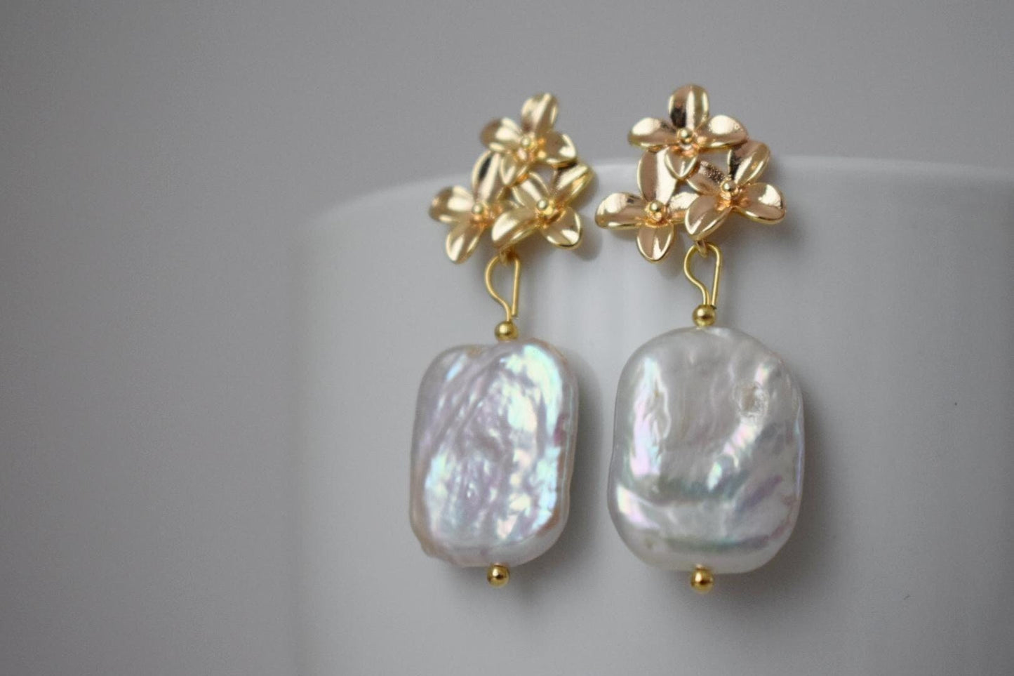 Barocke Keshi Perlen Ohrringe, Süßwasserperlen Schmuck, 18K vergoldete Blumen Ohrstecker, Vintage Stil Brautschmuck, Perfektes Brautjungfern Geschenk