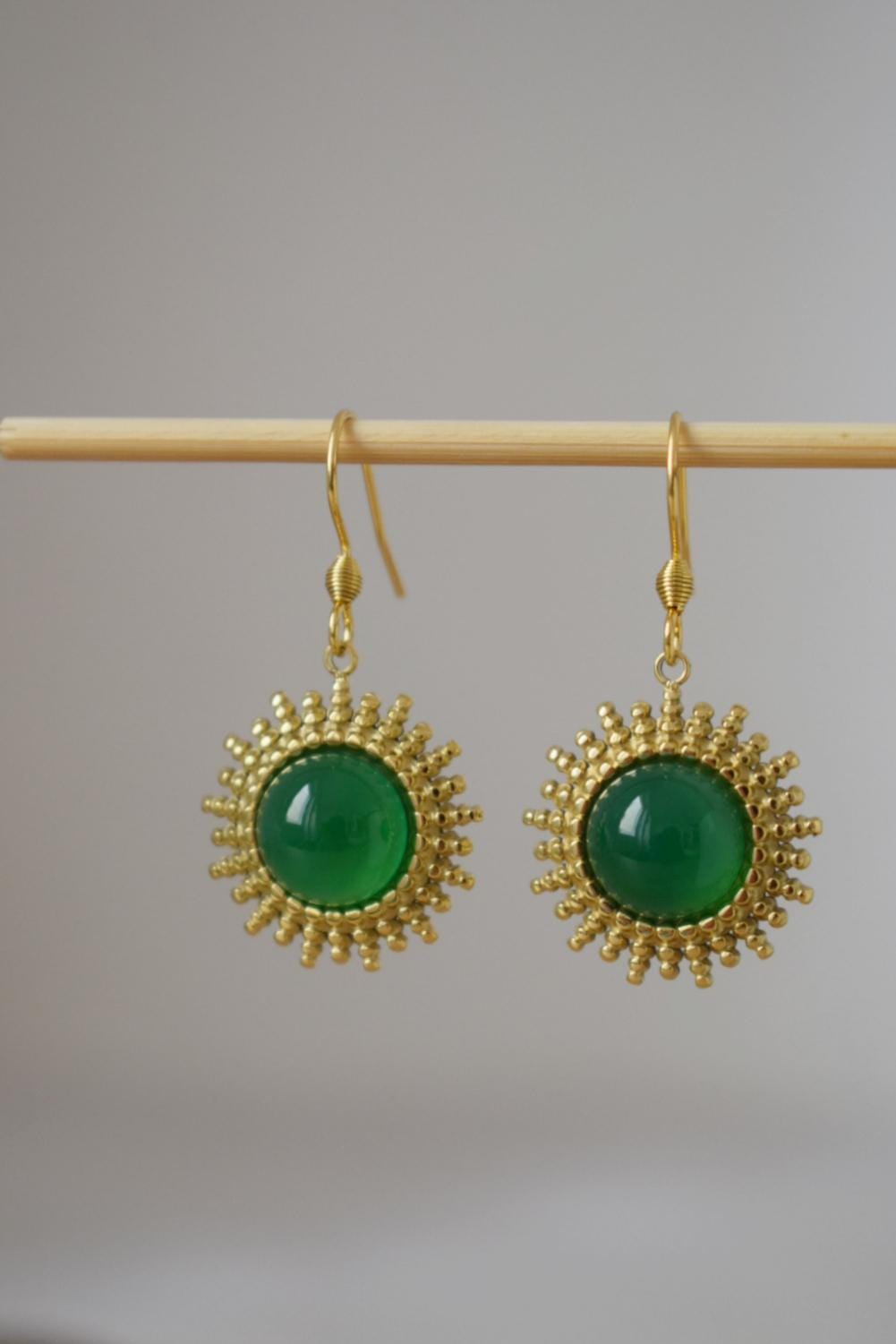 Grüne Achat Ohrringe, Sonnenstrahlen baumelnde Ohrringe, Sunburst, Edelstein Ohrringe, Himmlischer Schmuck, Geschenk für Sie