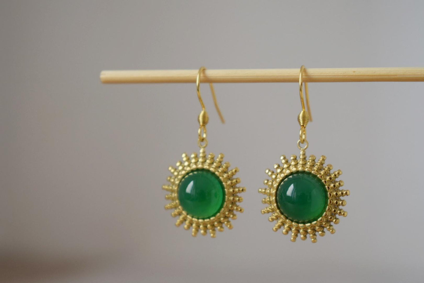 Grüne Achat Ohrringe, Sonnenstrahlen baumelnde Ohrringe, Sunburst, Edelstein Ohrringe, Himmlischer Schmuck, Geschenk für Sie