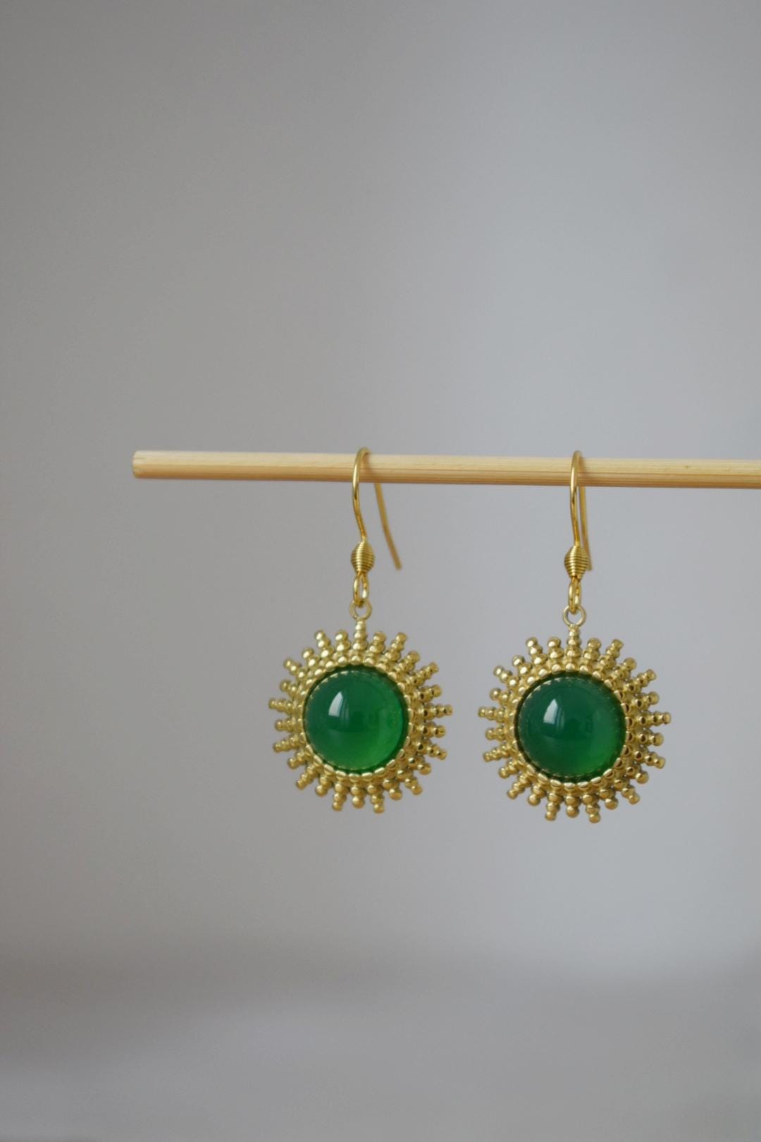 Grüne Achat Ohrringe, Sonnenstrahlen baumelnde Ohrringe, Sunburst, Edelstein Ohrringe, Himmlischer Schmuck, Geschenk für Sie