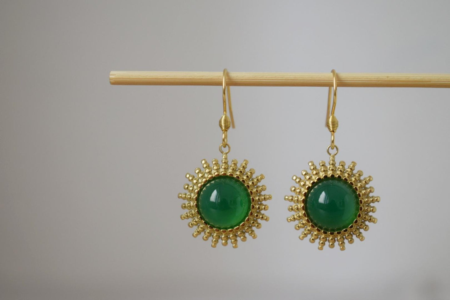 Grüne Achat Ohrringe, Sonnenstrahlen baumelnde Ohrringe, Sunburst, Edelstein Ohrringe, Himmlischer Schmuck, Geschenk für Sie
