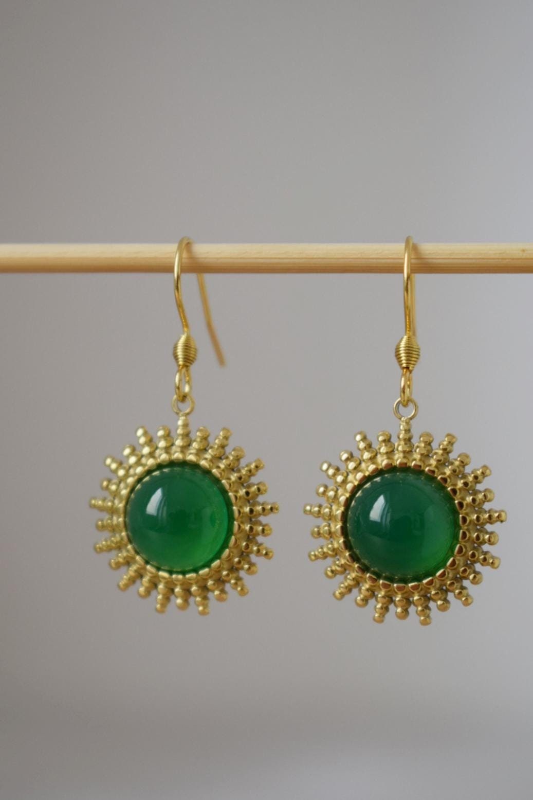 Grüne Achat Ohrringe, Sonnenstrahlen baumelnde Ohrringe, Sunburst, Edelstein Ohrringe, Himmlischer Schmuck, Geschenk für Sie