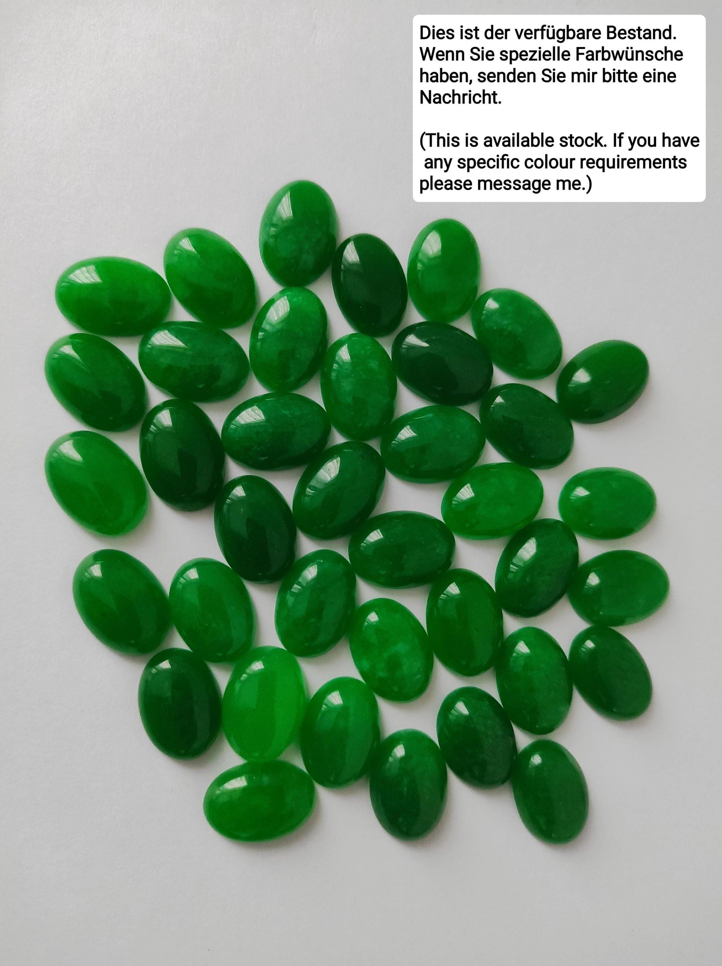 Grüne Jade Halskette Gold für Frauen, Ovale Edelsteinkette, Statement Halskette, Grüner Stein Anhänger, Handgefertigtes Schmuckgeschenk für Sie