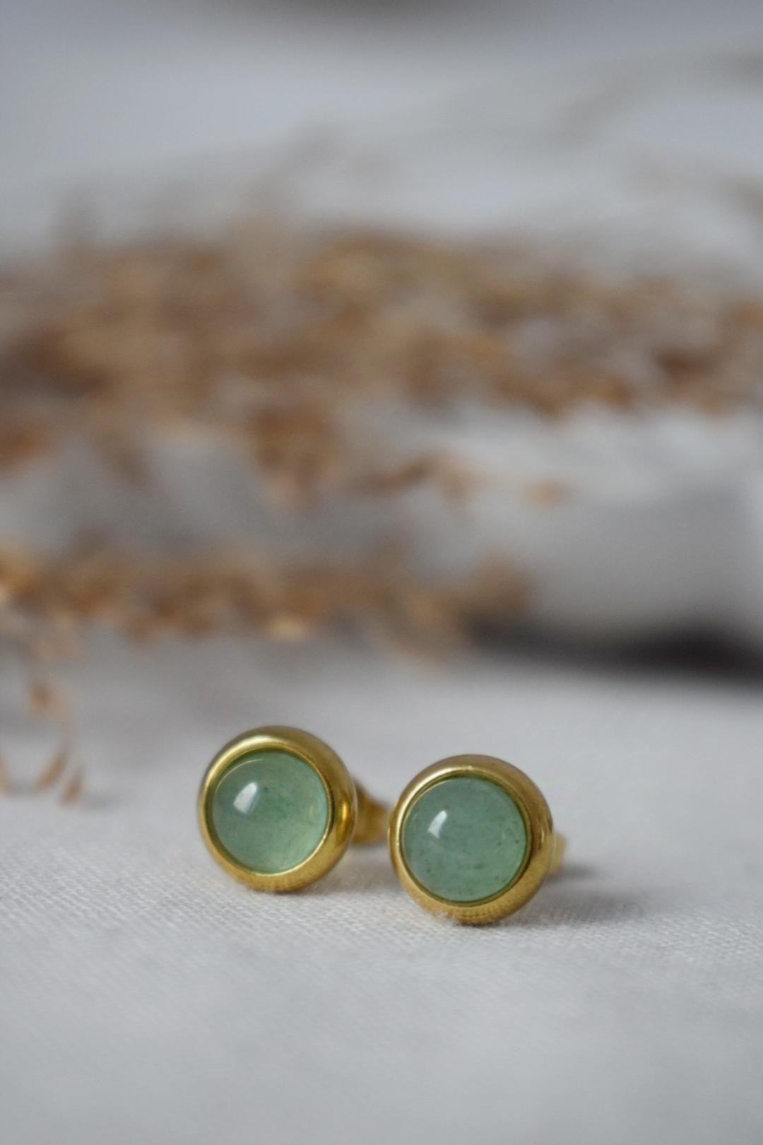 Mini Grüne Aventurin Ohrstecker, Edelstein Kleine Ohrringe, Vergoldeter Edelstahl, Minimalistischer Geburtsstein Schmuck, Geschenk für Sie