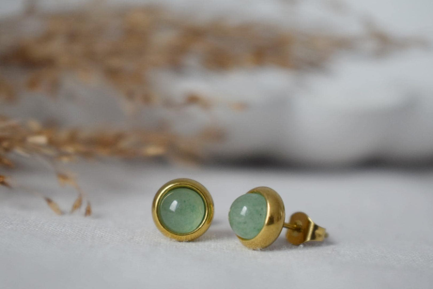 Mini Grüne Aventurin 6mm Ohrstecker, Edelstein Kleine Ohrringe, 18k vergoldeter Edelstahl, Minimalistisch, Geburtsstein Schmuck Geschenk