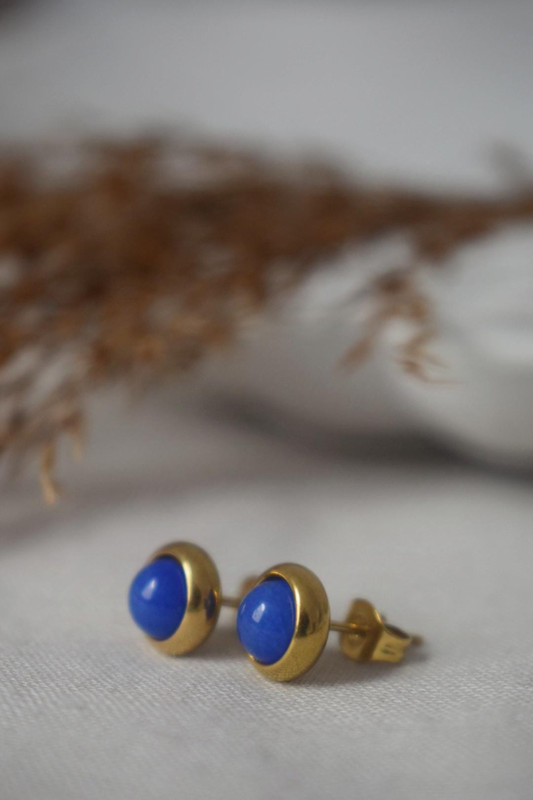 Mini jadeblaue Ohrstecker, 6mm royalblaue Edelstein Ohrringe, Kleine Ohrstecker, Push Back Ohrringe, Minimalistischer Schmuck, Geschenk für Sie