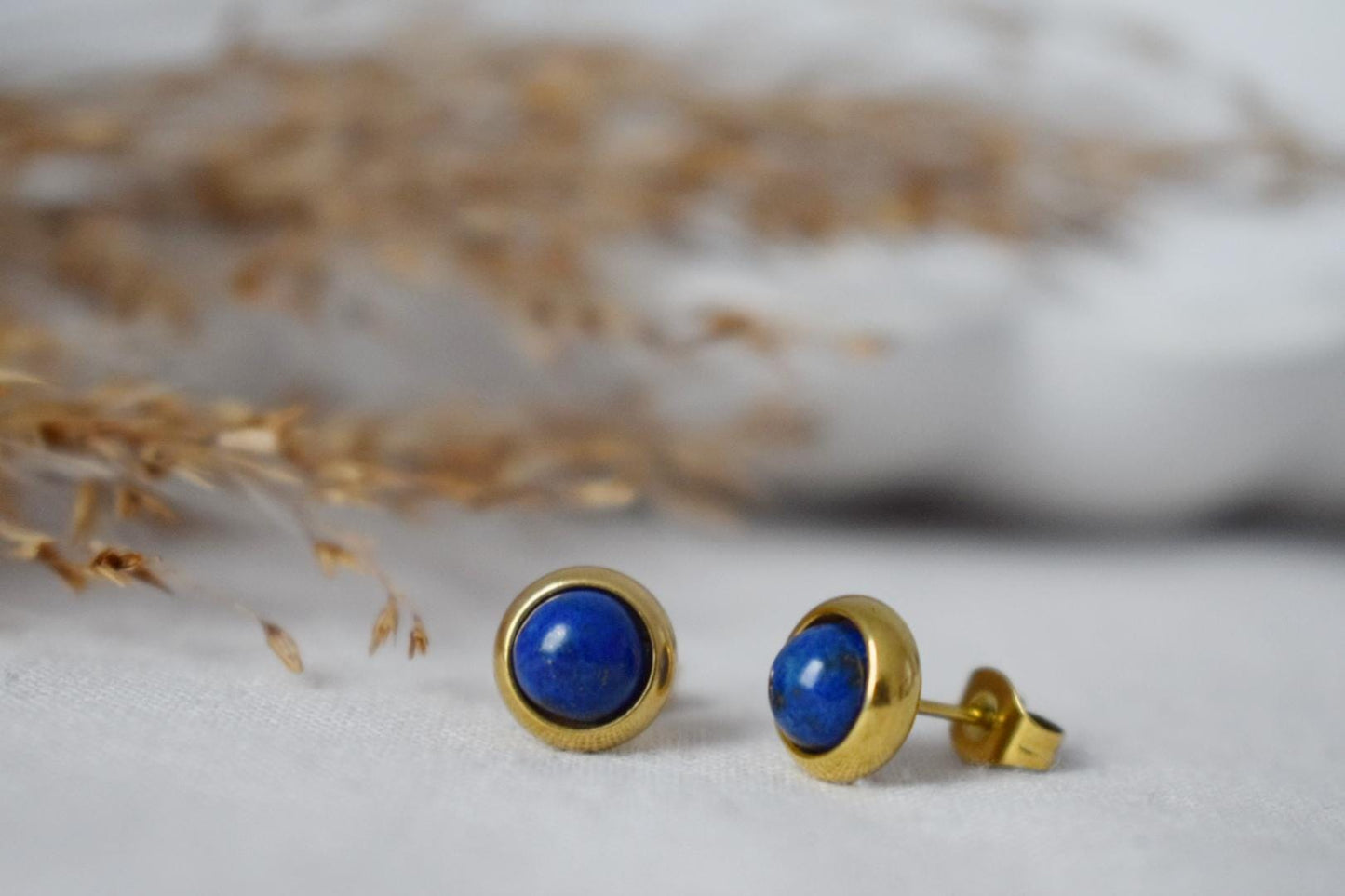 Mini Lapis Ohrstecker Gold, Kleine blaue Lapislazuli Ohrringe, handgemachter minimalistischer Schmuck, September Geburtsstein Ohrstecker, Geschenk für Sie