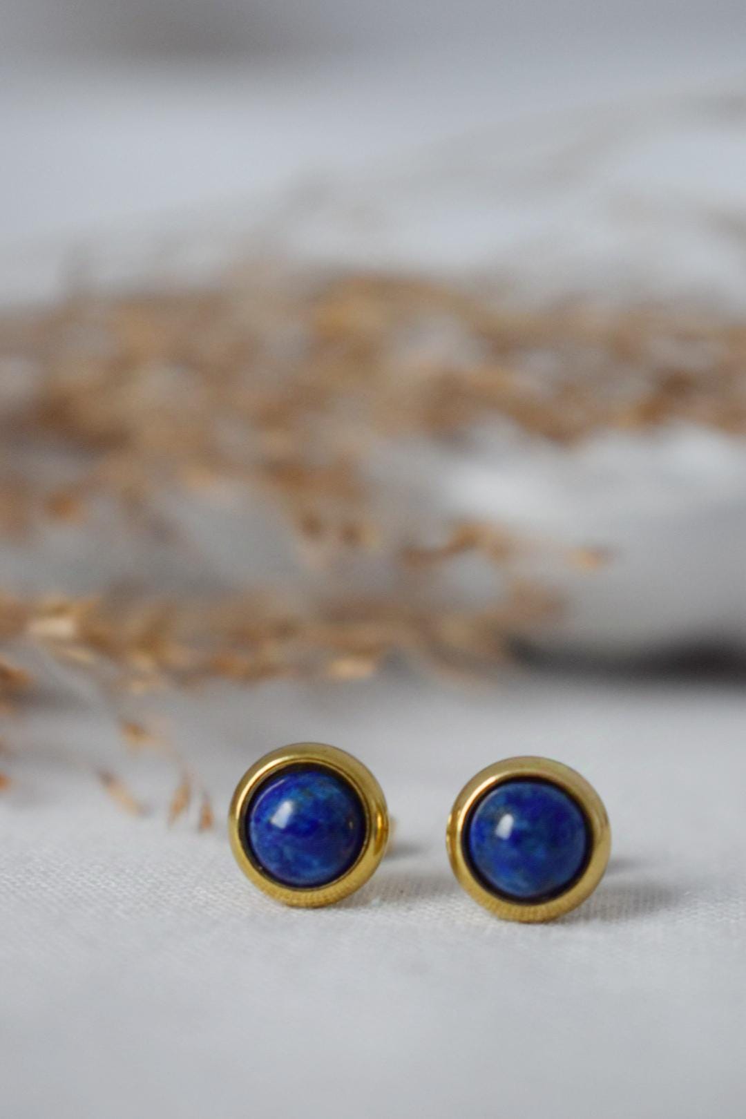 Mini Lapis Ohrstecker Gold, Kleine blaue Lapislazuli Ohrringe, handgemachter minimalistischer Schmuck, September Geburtsstein Ohrstecker, Geschenk für Sie
