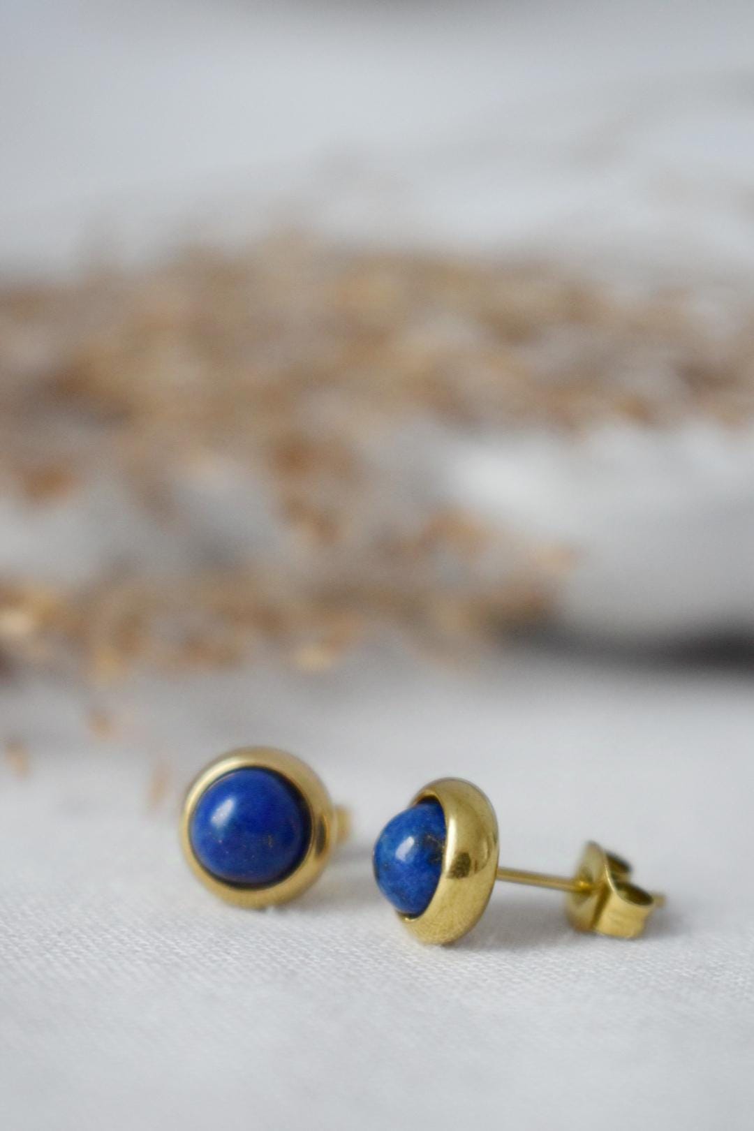 Mini Lapis Ohrstecker Gold, Kleine blaue Lapislazuli Ohrringe, handgemachter minimalistischer Schmuck, September Geburtsstein Ohrstecker, Geschenk für Sie