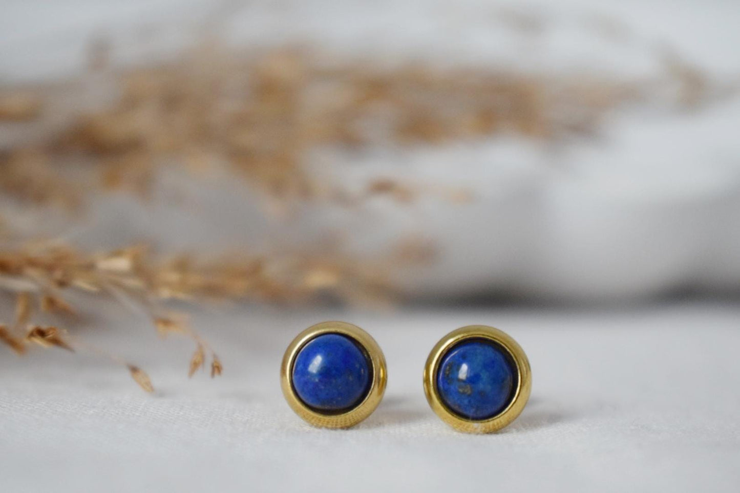 Mini Lapis Ohrstecker Gold, Kleine blaue Lapislazuli Ohrringe, handgemachter minimalistischer Schmuck, September Geburtsstein Ohrstecker, Geschenk für Sie