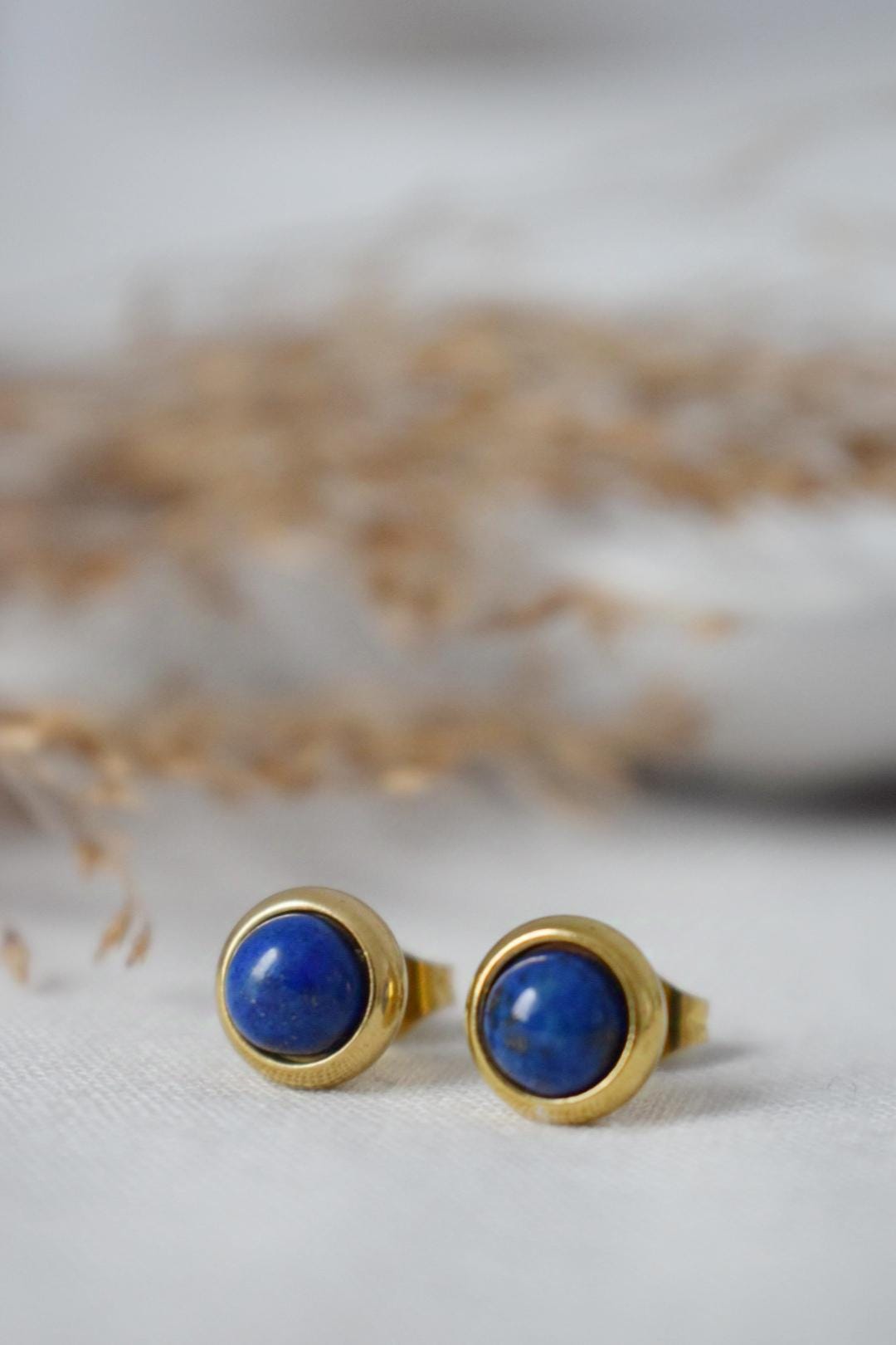 Mini Lapis Ohrstecker Gold, Kleine blaue Lapislazuli Ohrringe, handgemachter minimalistischer Schmuck, September Geburtsstein Ohrstecker, Geschenk für Sie