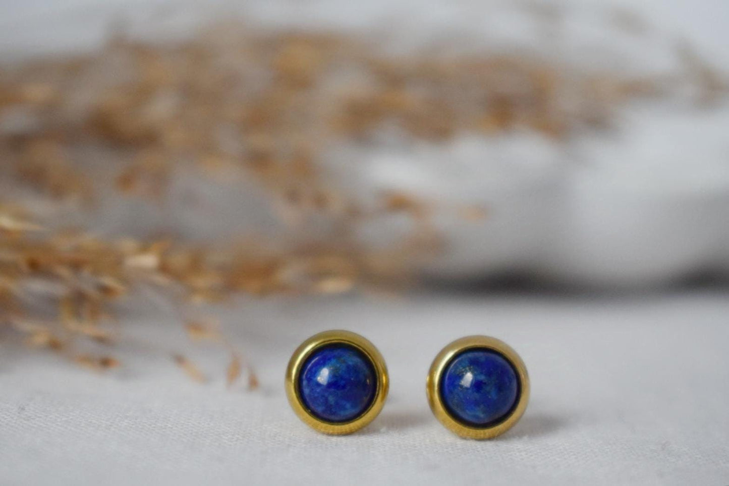 Mini Lapis Ohrstecker Gold, Kleine blaue Lapislazuli Ohrringe, handgemachter minimalistischer Schmuck, September Geburtsstein Ohrstecker, Geschenk für Sie