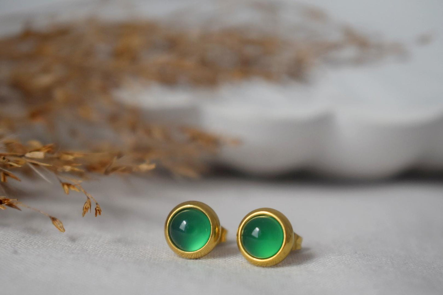 Mini Grüne Achat Ohrstecker, 6mm Edelstein Ohrstecker, Kleine runde Ohrringe, Minimalistischer Geburtsstein Schmuck, Geburtstagsgeschenk für Sie