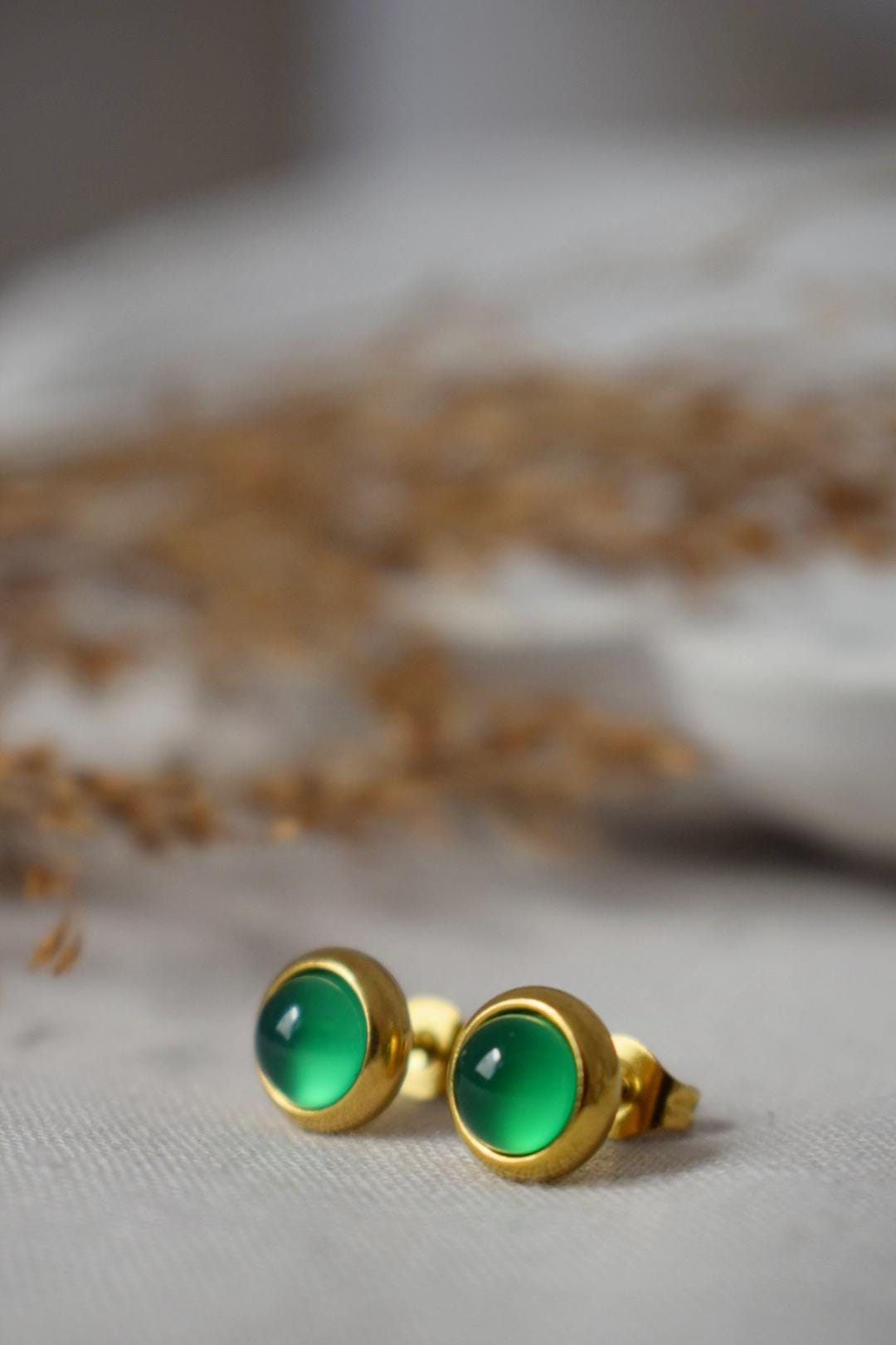 Mini Grüne Achat Ohrstecker, 6mm Edelstein Ohrstecker, Kleine runde Ohrringe, Minimalistischer Geburtsstein Schmuck, Geburtstagsgeschenk für Sie