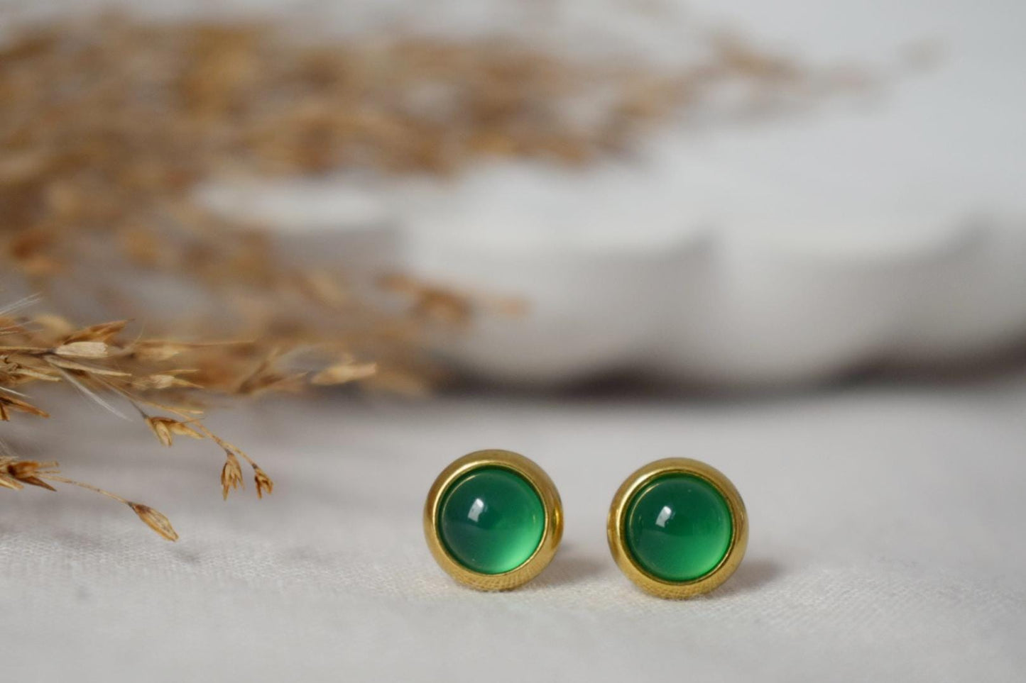 Mini Grüne Achat Ohrstecker, 6mm Edelstein Ohrstecker, Kleine runde Ohrringe, Minimalistischer Geburtsstein Schmuck, Geburtstagsgeschenk für Sie