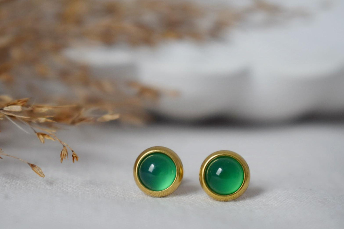 Mini Grüne Achat Ohrstecker, 6mm Edelstein Ohrstecker, Kleine runde Ohrringe, Minimalistischer Geburtsstein Schmuck, Geburtstagsgeschenk für Sie