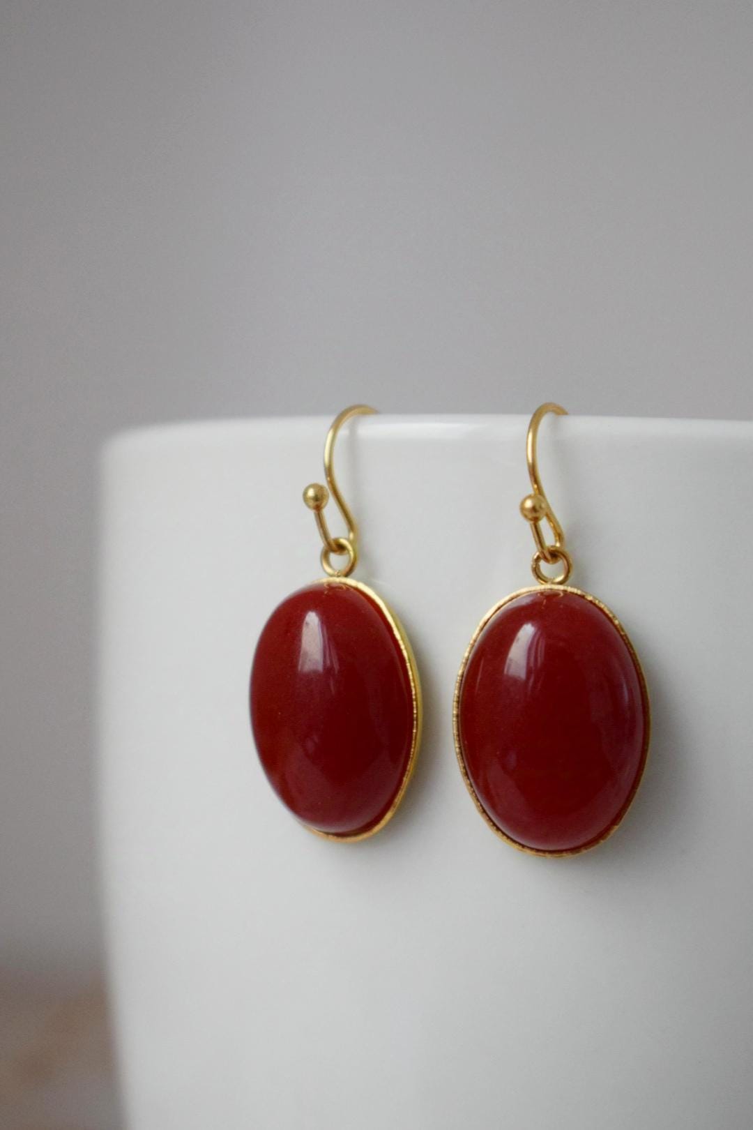 Rote Jade Ohrringe, Tiefrote Ohrringe, Statement Boho Ohrringe, Edelstein Schmuck, Muttertagsgeschenk für Sie