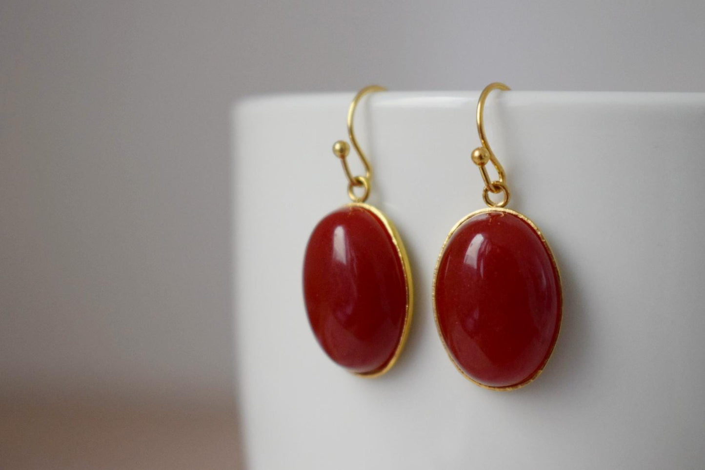 Rote Jade Ohrringe, Tiefrote Ohrringe, Statement Boho Ohrringe, Edelstein Schmuck, Muttertagsgeschenk für Sie