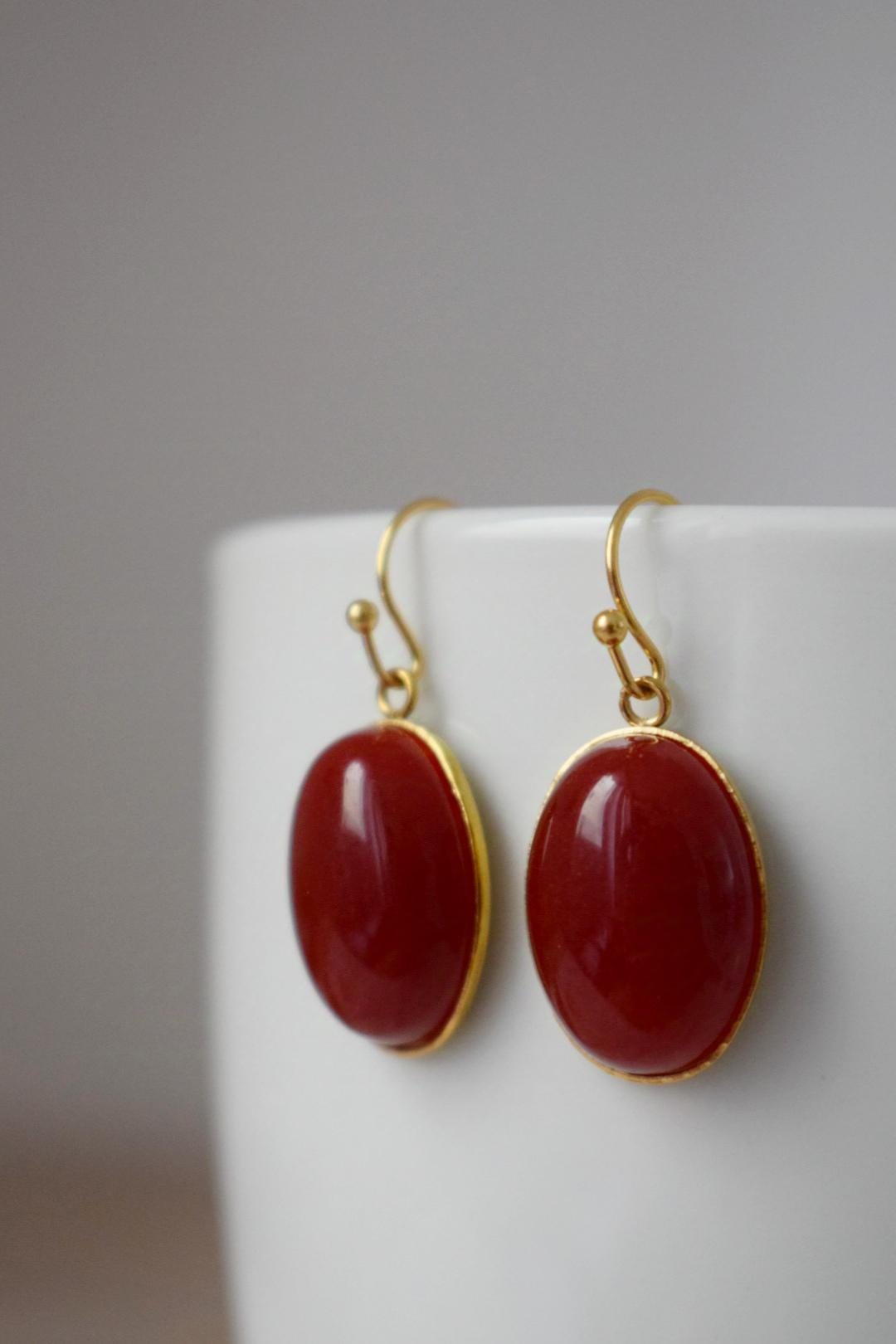Rote Jade Ohrringe, Tiefrote Ohrringe, Statement Boho Ohrringe, Edelstein Schmuck, Muttertagsgeschenk für Sie