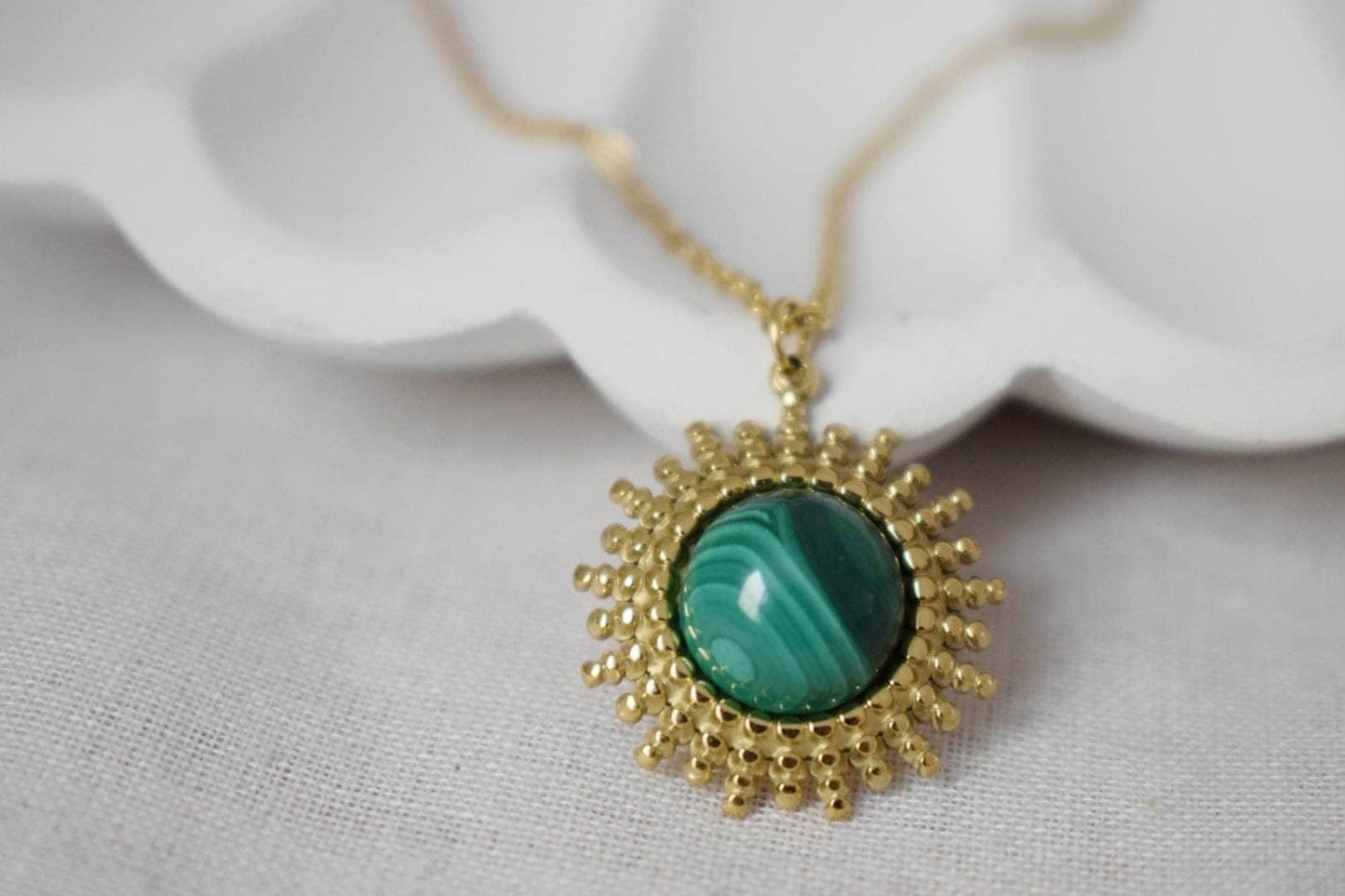 Malachit Halskette, Grüner Naturstein, Muttertagsgeschenk, Sonnenanhänger, verstellbare Kette, handgefertigter Schmuck, Einzigartiges Geschenk für Sie