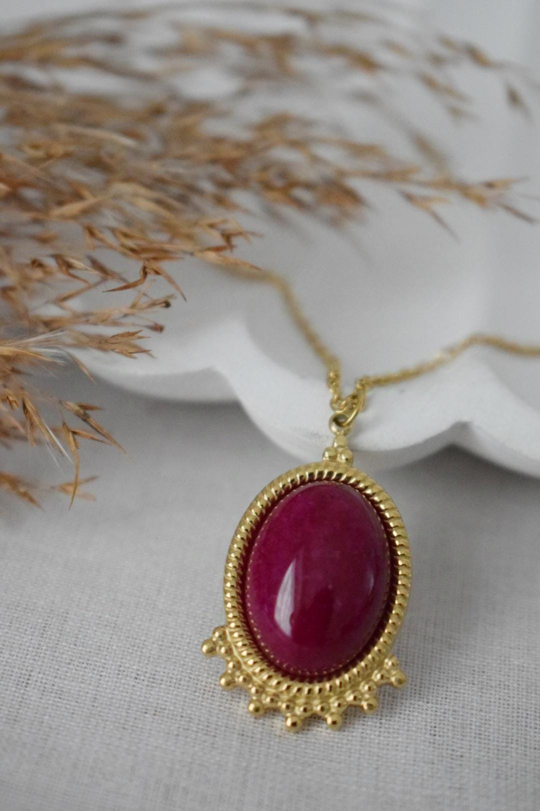 Magenta Rote Jade Halskette Gold, Ovale Edelstein Viktorianische Halskette für Frauen, Einzigartiger Anhänger, Statement Halskette, Schmuck Geschenk für Sie