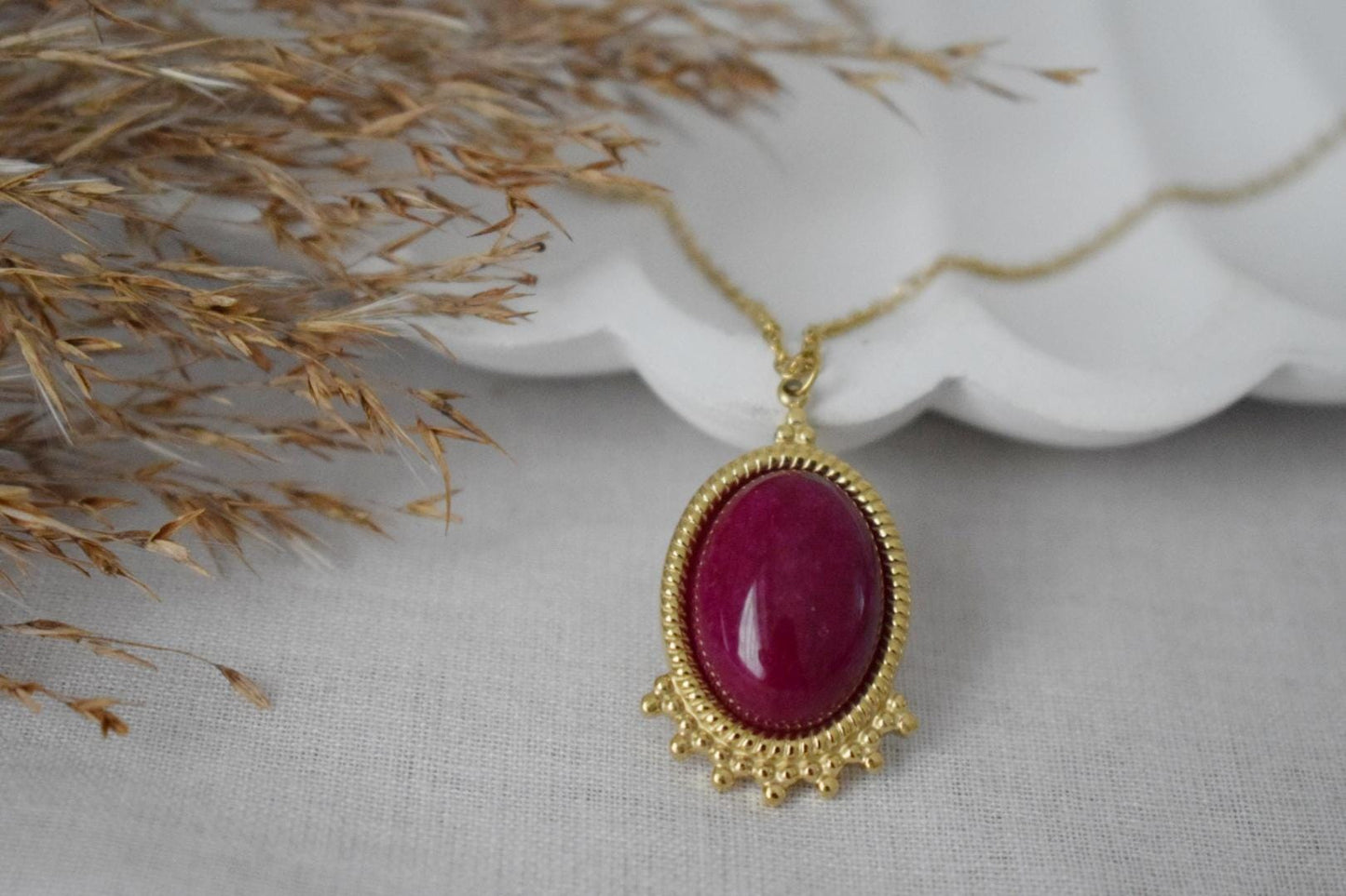 Magenta Rote Jade Halskette Gold, Ovale Edelstein Viktorianische Halskette für Frauen, Einzigartiger Anhänger, Statement Halskette, Schmuck Geschenk für Sie