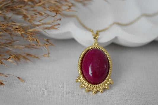 Magenta Rote Jade Halskette Gold, Ovale Edelstein Viktorianische Halskette für Frauen, Einzigartiger Anhänger, Statement Halskette, Schmuck Geschenk für Sie