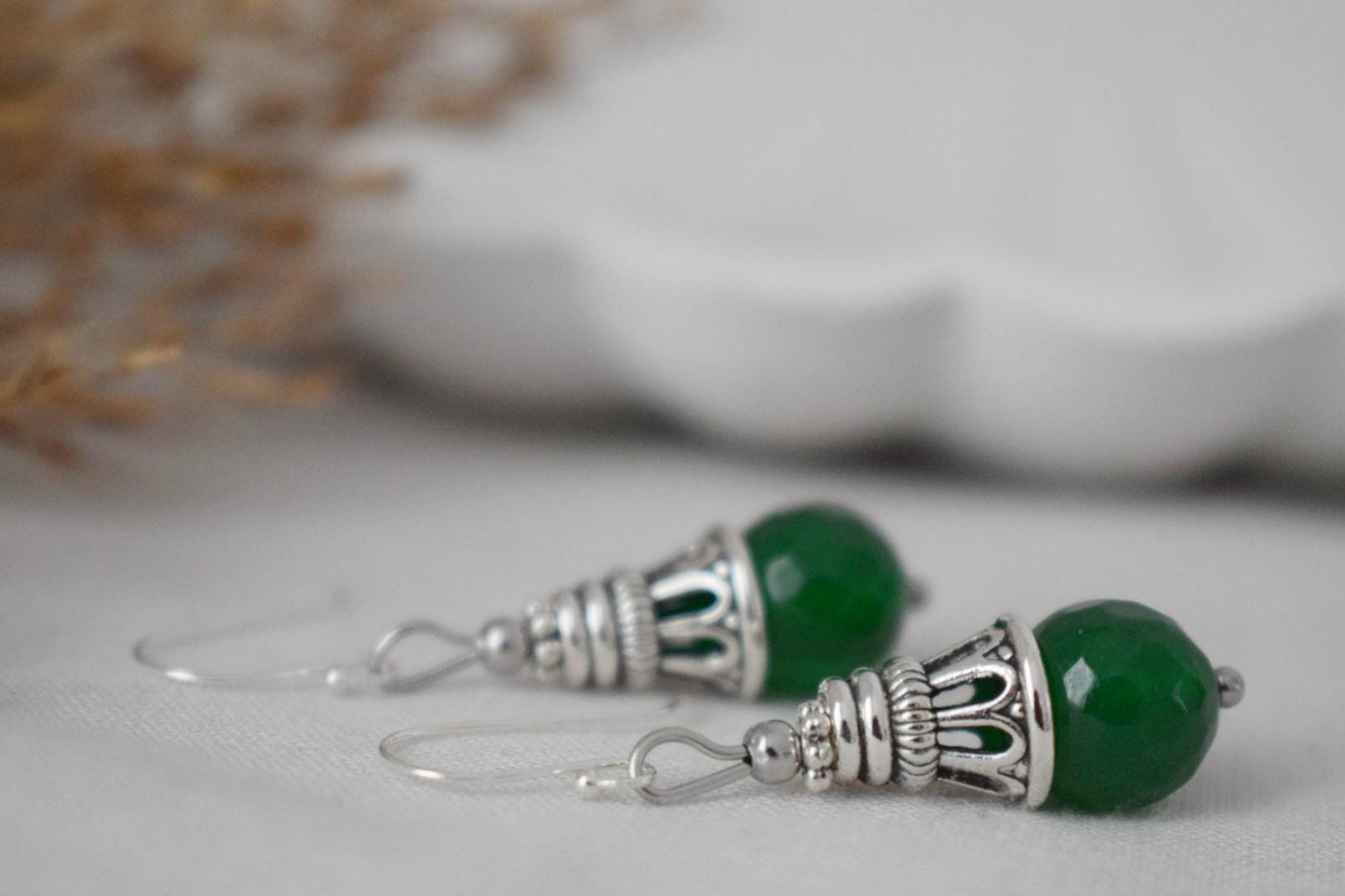 Grüne Jade-Tropfenohrringe mit Sterling-Silberhaken, Vintage-Ohrringe mit Edelsteinen, Boho-Schmuck, Einzigartiges Geschenk für Frauen