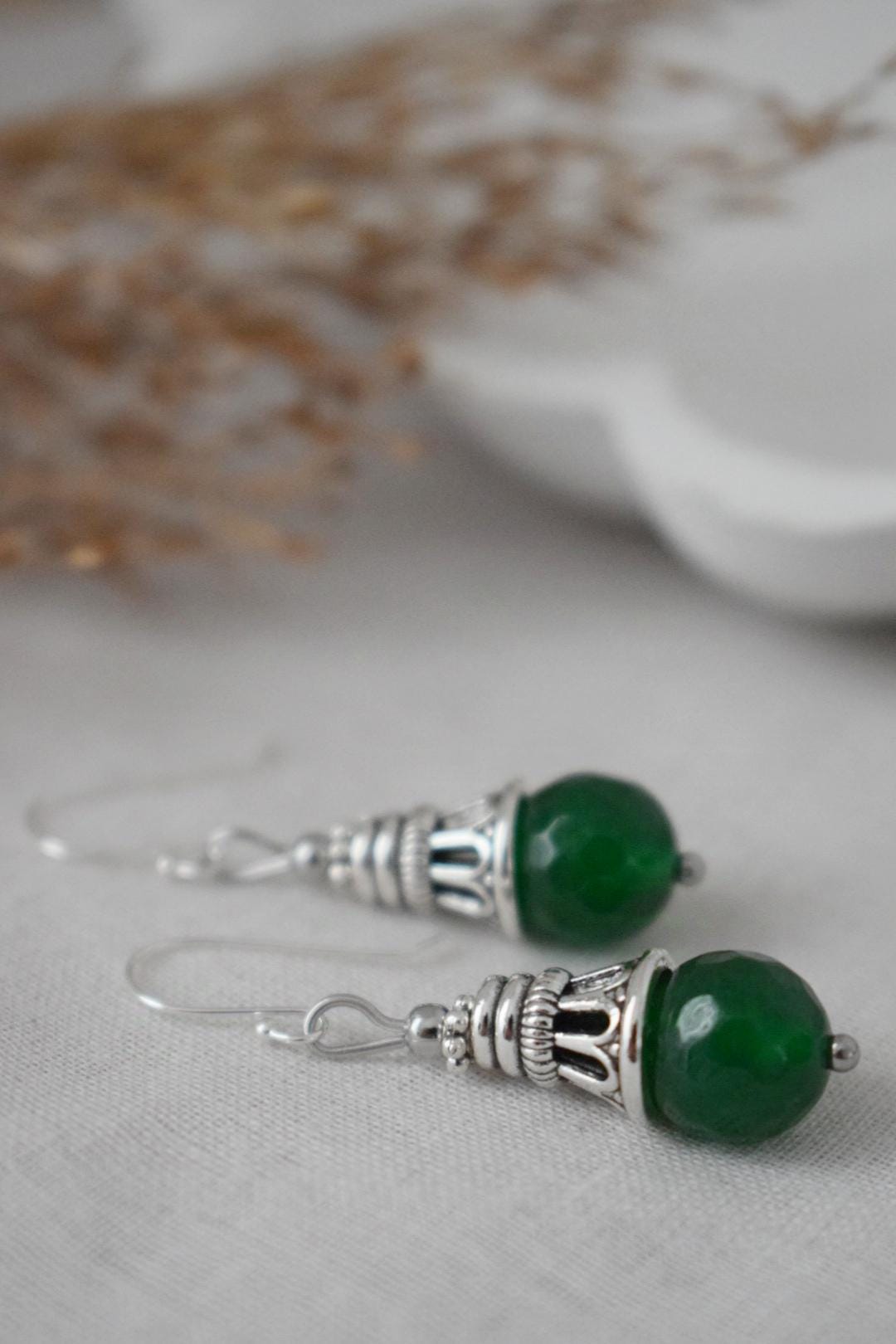 Grüne Jade-Tropfenohrringe mit Sterling-Silberhaken, Vintage-Ohrringe mit Edelsteinen, Boho-Schmuck, Einzigartiges Geschenk für Frauen