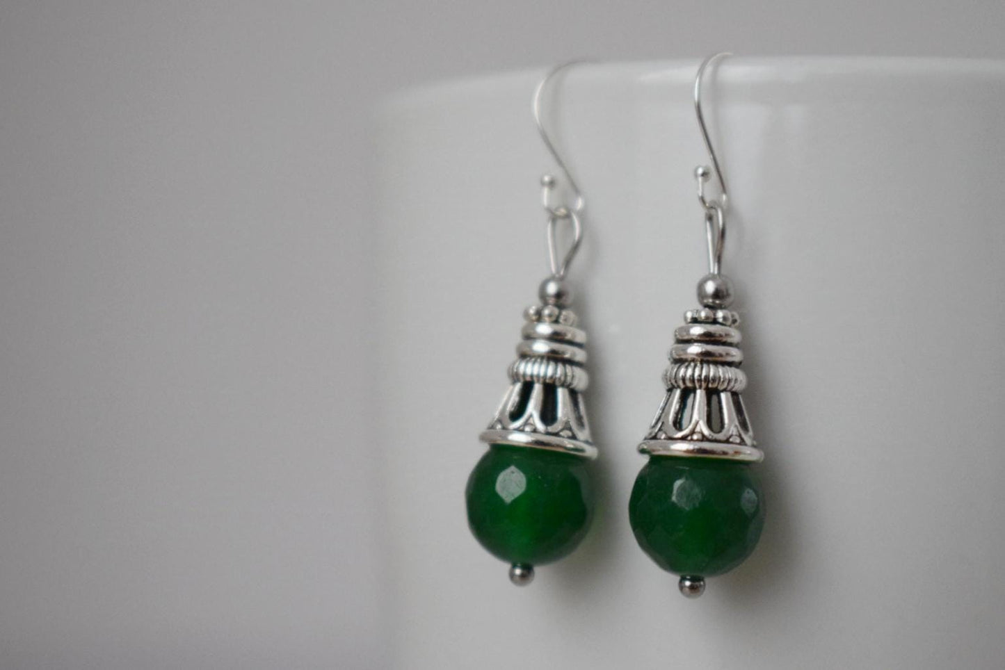Grüne Jade-Tropfenohrringe mit Sterling-Silberhaken, Vintage-Ohrringe mit Edelsteinen, Boho-Schmuck, Einzigartiges Geschenk für Frauen