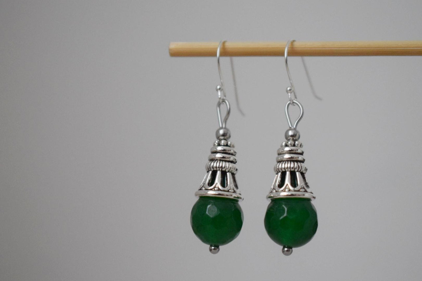 Grüne Jade-Tropfenohrringe mit Sterling-Silberhaken, Vintage-Ohrringe mit Edelsteinen, Boho-Schmuck, Einzigartiges Geschenk für Frauen