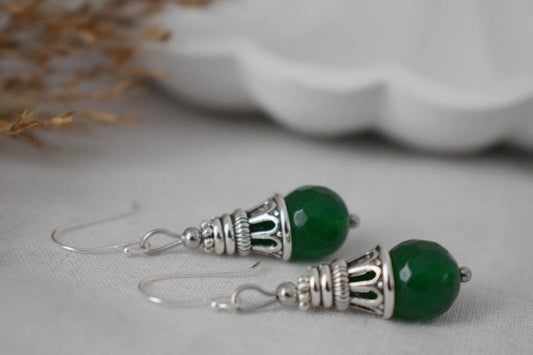 Grüne Jade-Tropfenohrringe mit Sterling-Silberhaken, Vintage-Ohrringe mit Edelsteinen, Boho-Schmuck, Einzigartiges Geschenk für Frauen