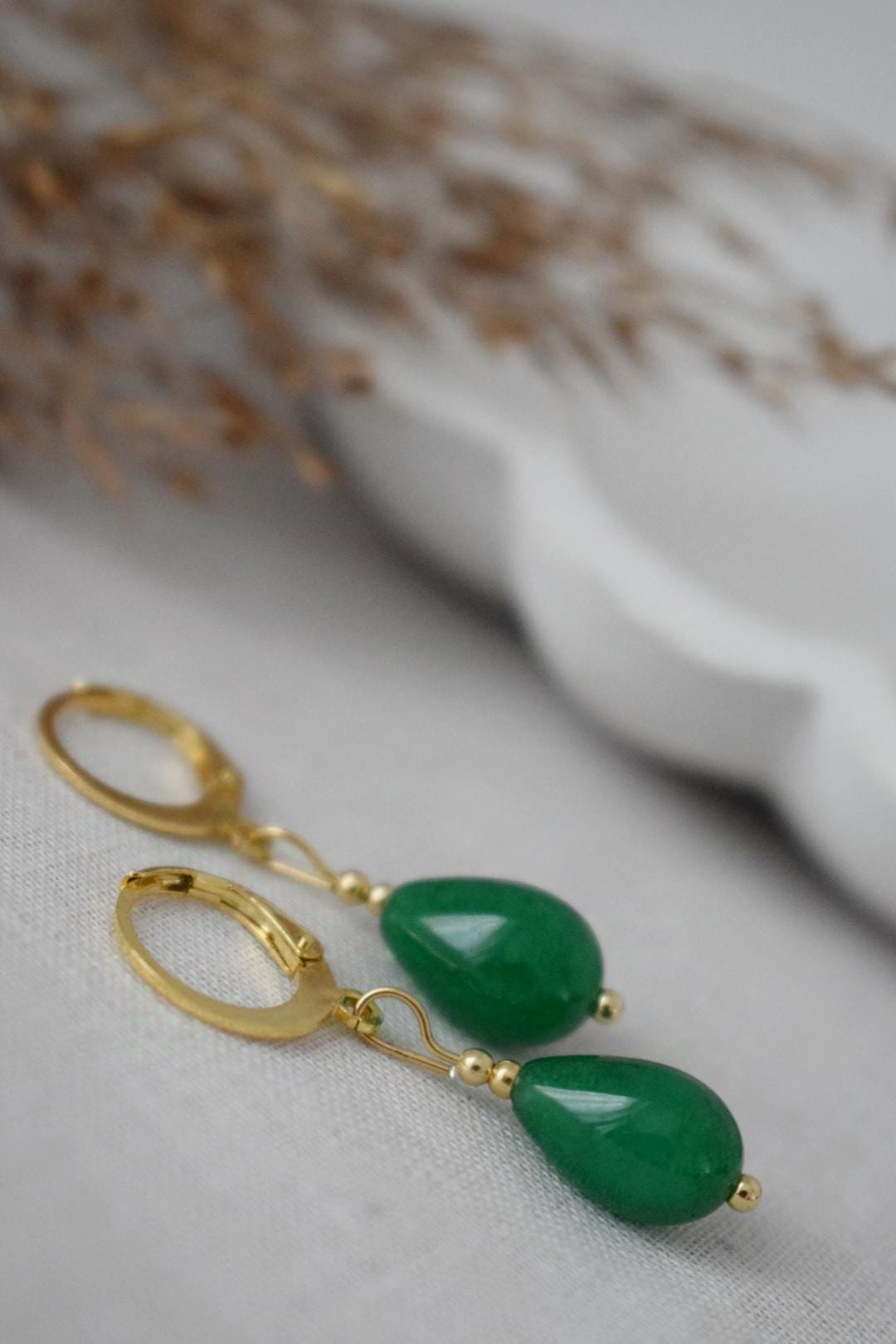 Grüne Jade-Tropfenohrringe, Kleine Huggies mit Tropfen-Edelstein, Gold-Creolen mit grünem Stein, Perlen-Hängeohrringe, Einzigartiges Geschenk für Sie