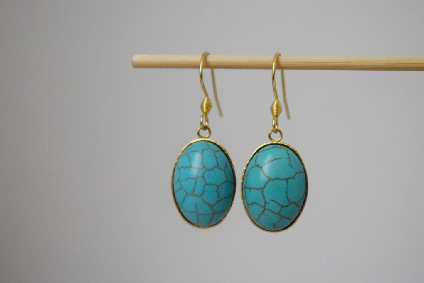 Türkise Ohrringe Gold, Ovale blaue Edelsteinbehänge, Boho Ohrhänger für Frauen, Einzigartiger Schmuck, Bestes Geschenk für Sie