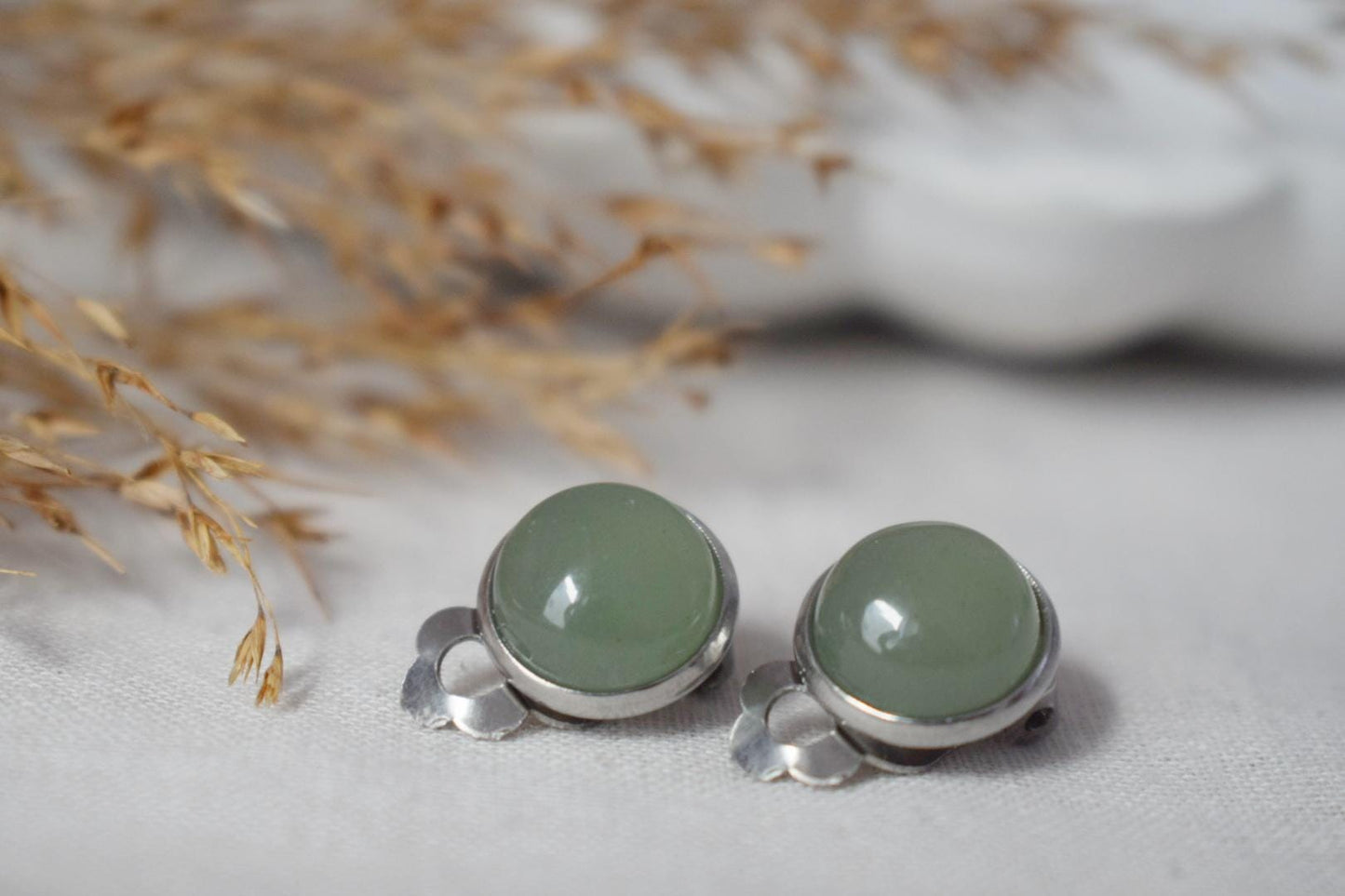 Grüne Aventurin-Ohrclips für Frauen, Kleine Edelstein-Ohrclips, Chirurgenstahl, Naturstein, Nicht durchbohrter Schmuck, Geschenk