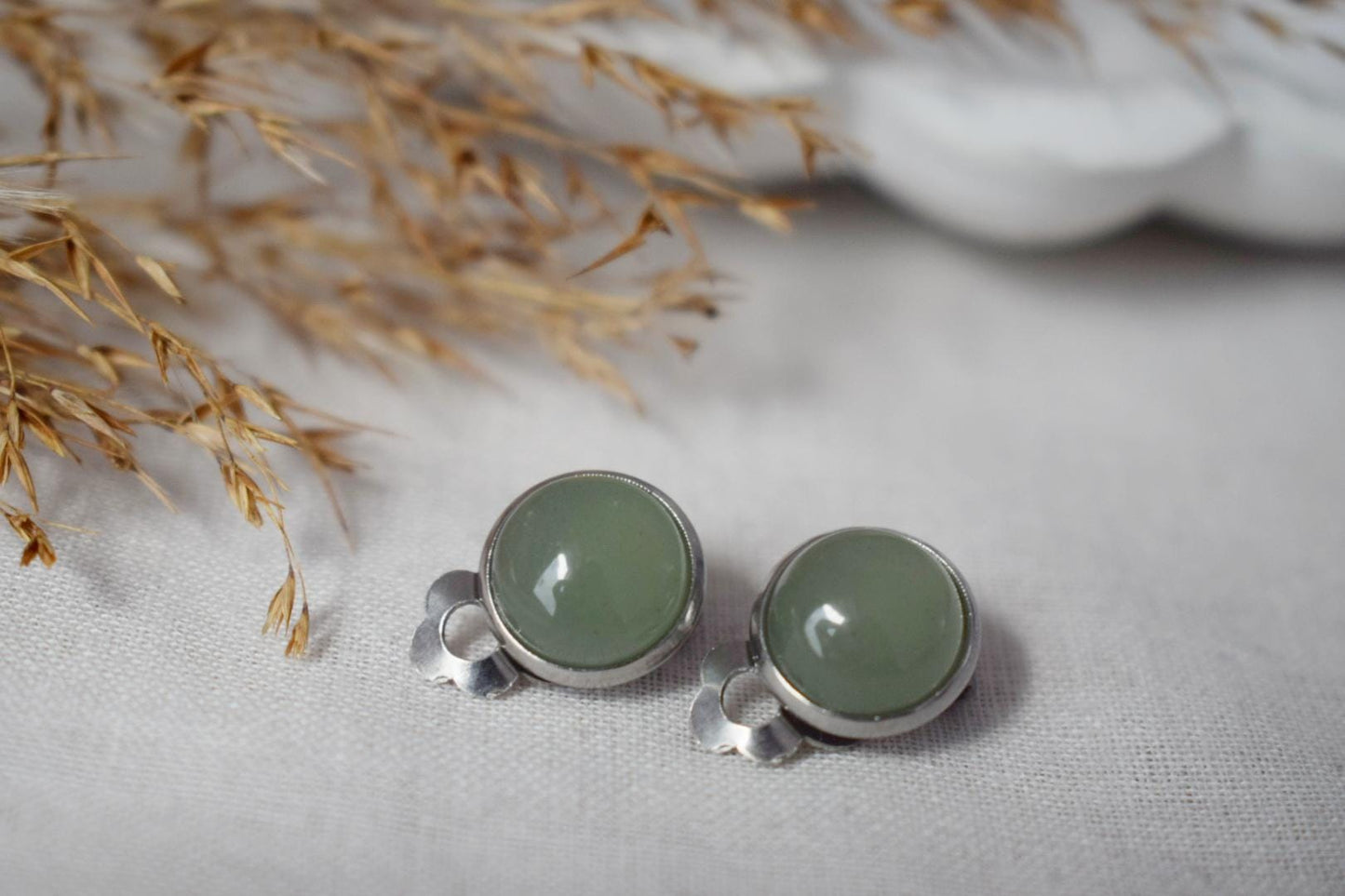 Grüne Aventurin-Ohrclips für Frauen, Kleine Edelstein-Ohrclips, Chirurgenstahl, Naturstein, Nicht durchbohrter Schmuck, Geschenk