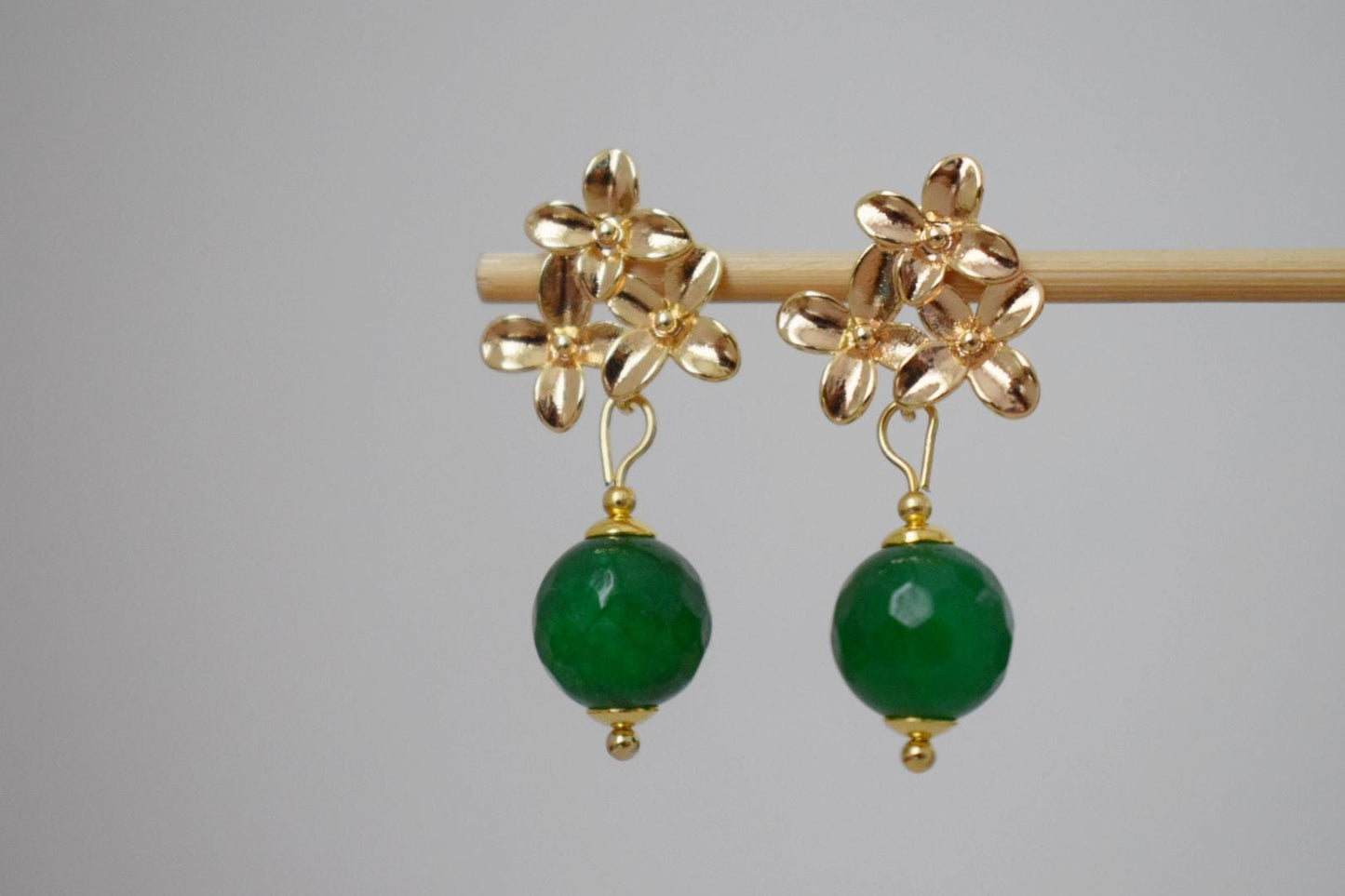Grüne Jade Ohrringe mit 18K vergoldeten Blumen Ohrsteckern, Anhänger baumelnde Muschel Ohrringe, Königliche Ohrringe, Einzigartiger Schmuck, Bestes Geschenk für Sie