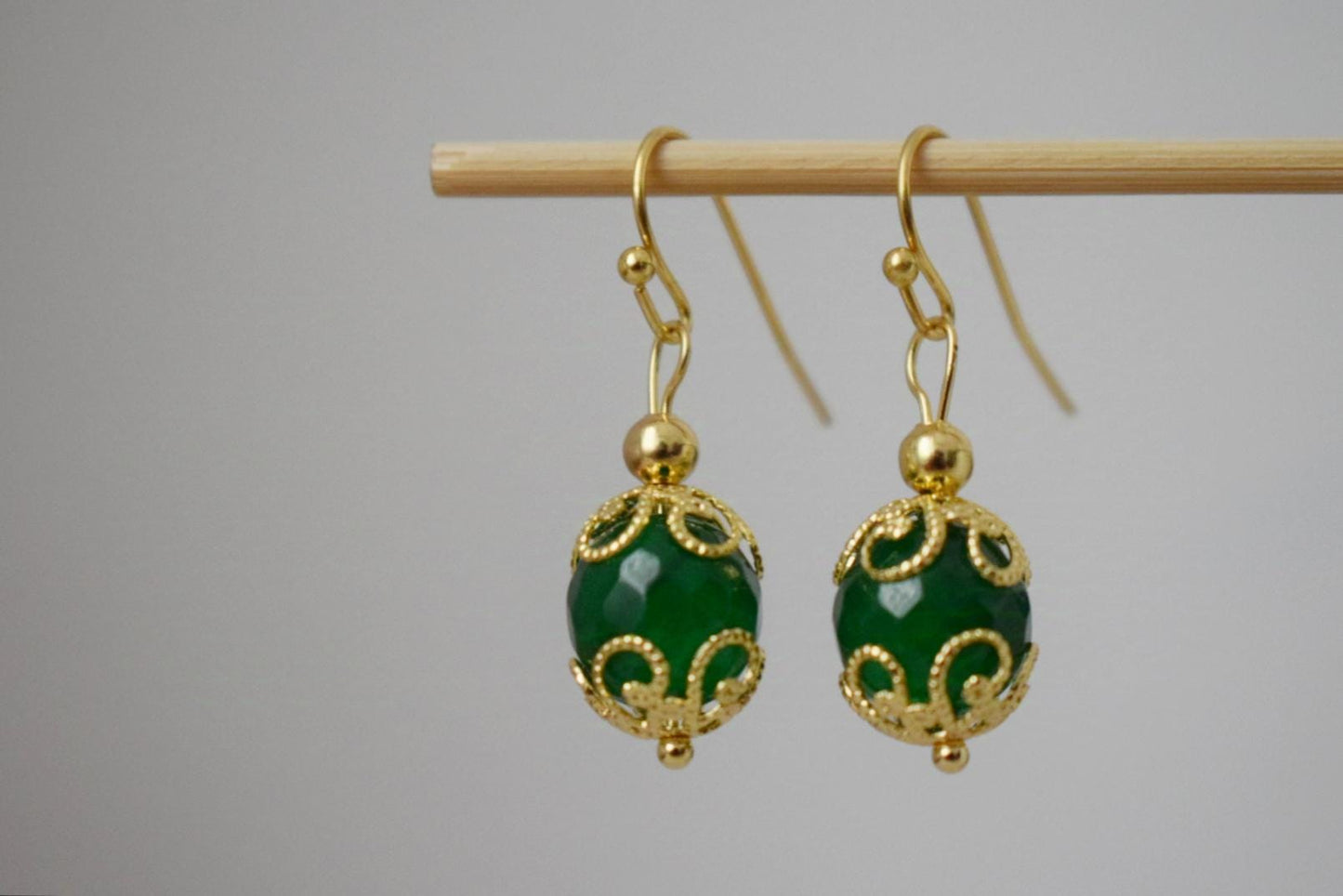 Grüne Jade Ohrringe baumeln, Edelstein Gold Ohrringe, Grüne facettierte Ohrringe, Stein Kugel Ohrringe, Grüner Jade Schmuck, Jahrestag Geschenk sie