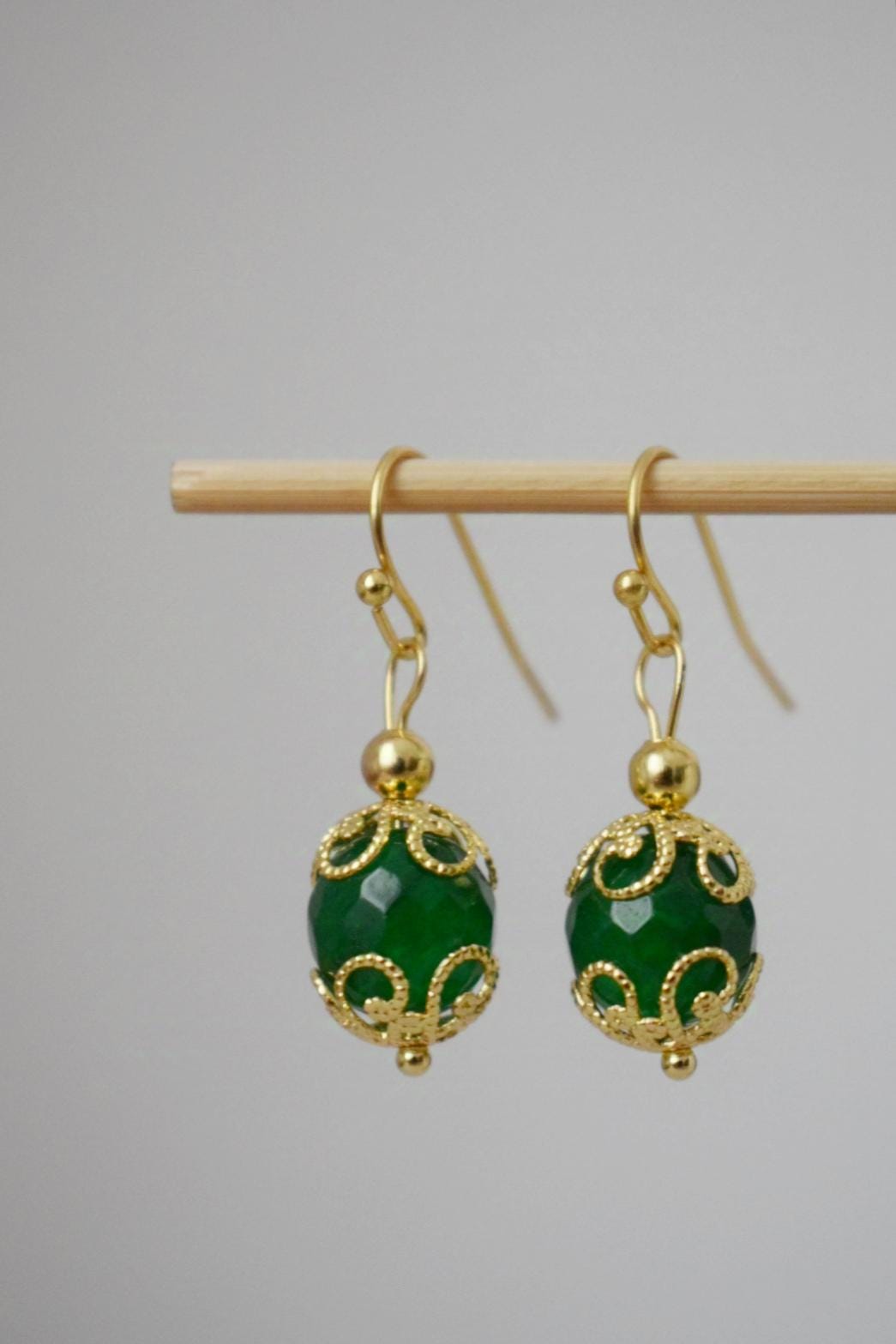 Grüne Jade Ohrringe baumeln, Edelstein Gold Ohrringe, Grüne facettierte Ohrringe, Stein Kugel Ohrringe, Grüner Jade Schmuck, Jahrestag Geschenk sie