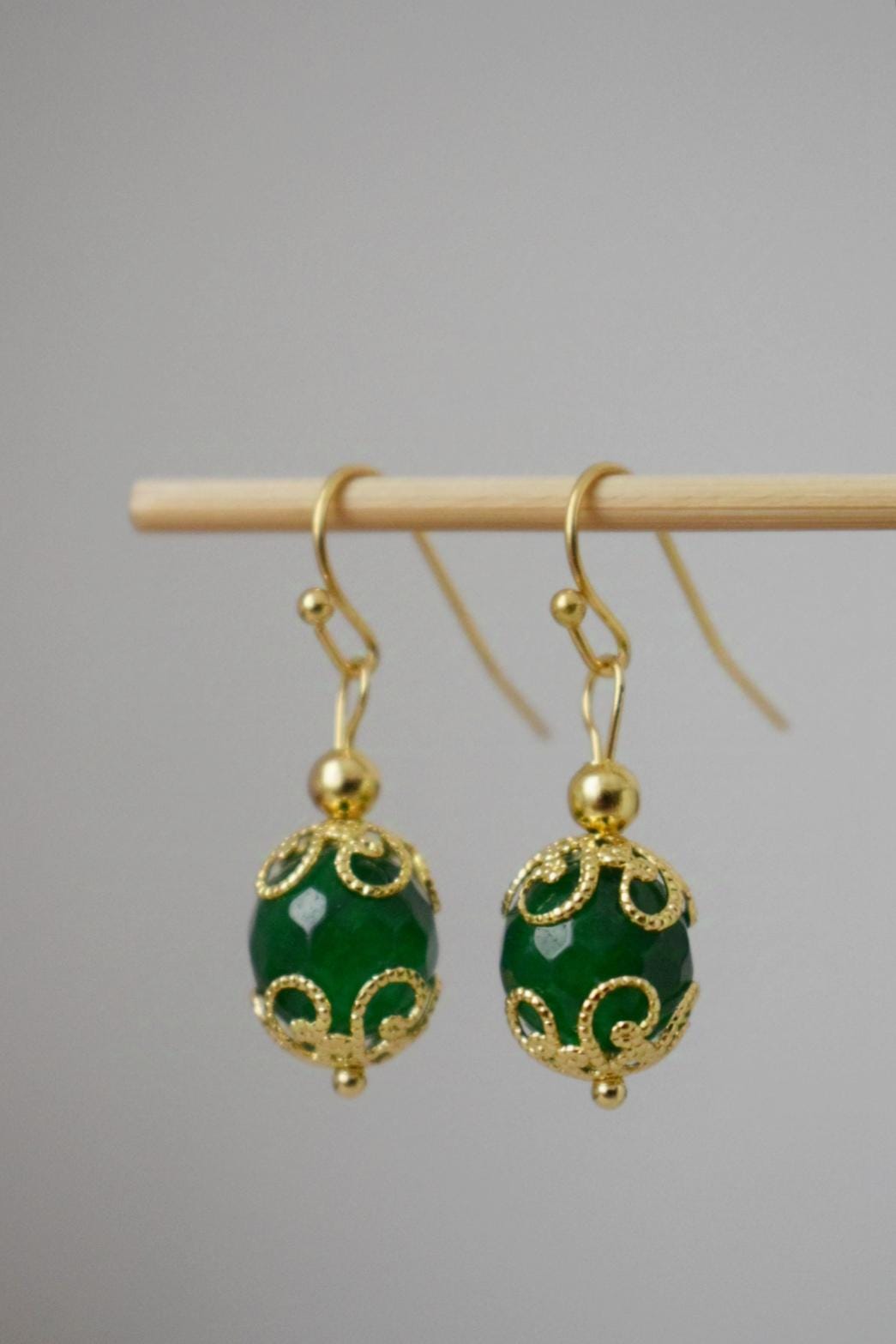 Grüne Jade Ohrringe baumeln, Edelstein Gold Ohrringe, Grüne facettierte Ohrringe, Stein Kugel Ohrringe, Grüner Jade Schmuck, Jahrestag Geschenk sie
